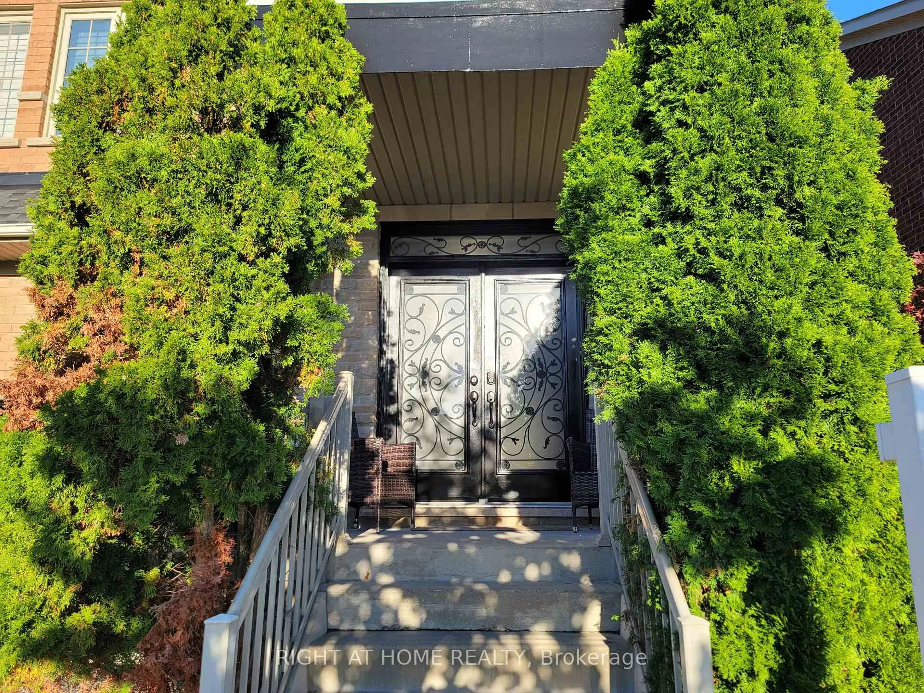 Indoor entryway for 405 Scott Blvd, Milton Ontario L9T 0T1