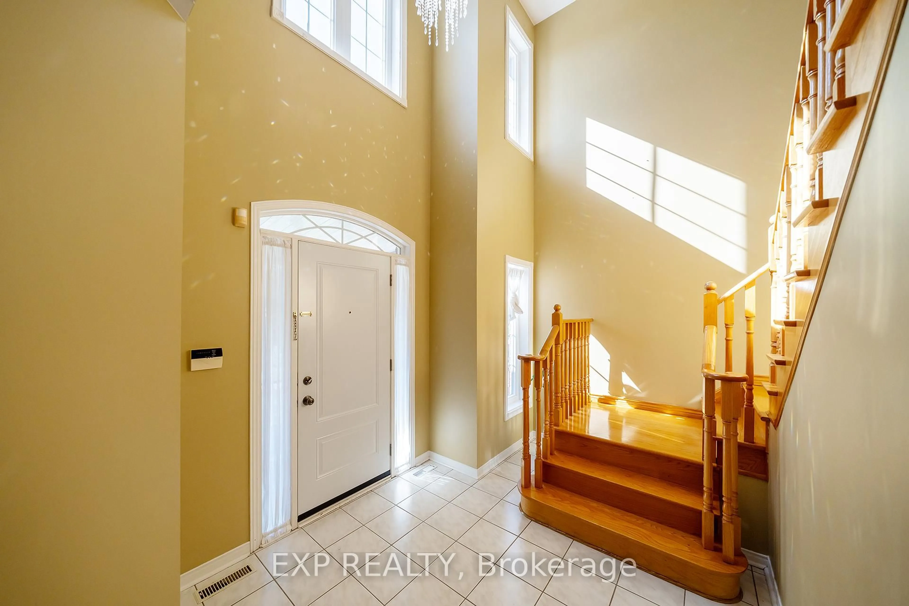 Indoor entryway for 5400 Middleport Cres, Mississauga Ontario L4Z 3V2
