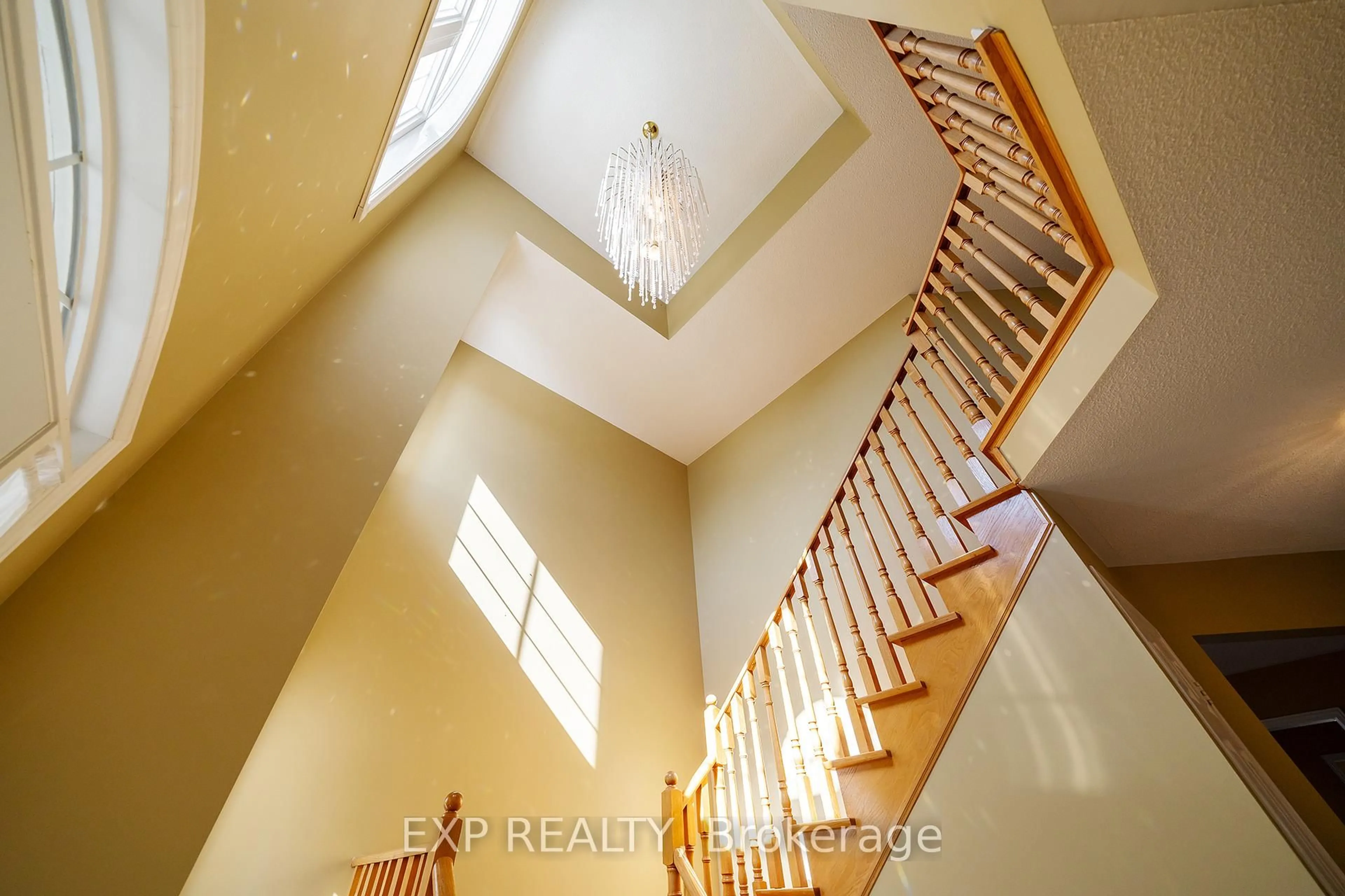 Indoor foyer for 5400 Middleport Cres, Mississauga Ontario L4Z 3V2