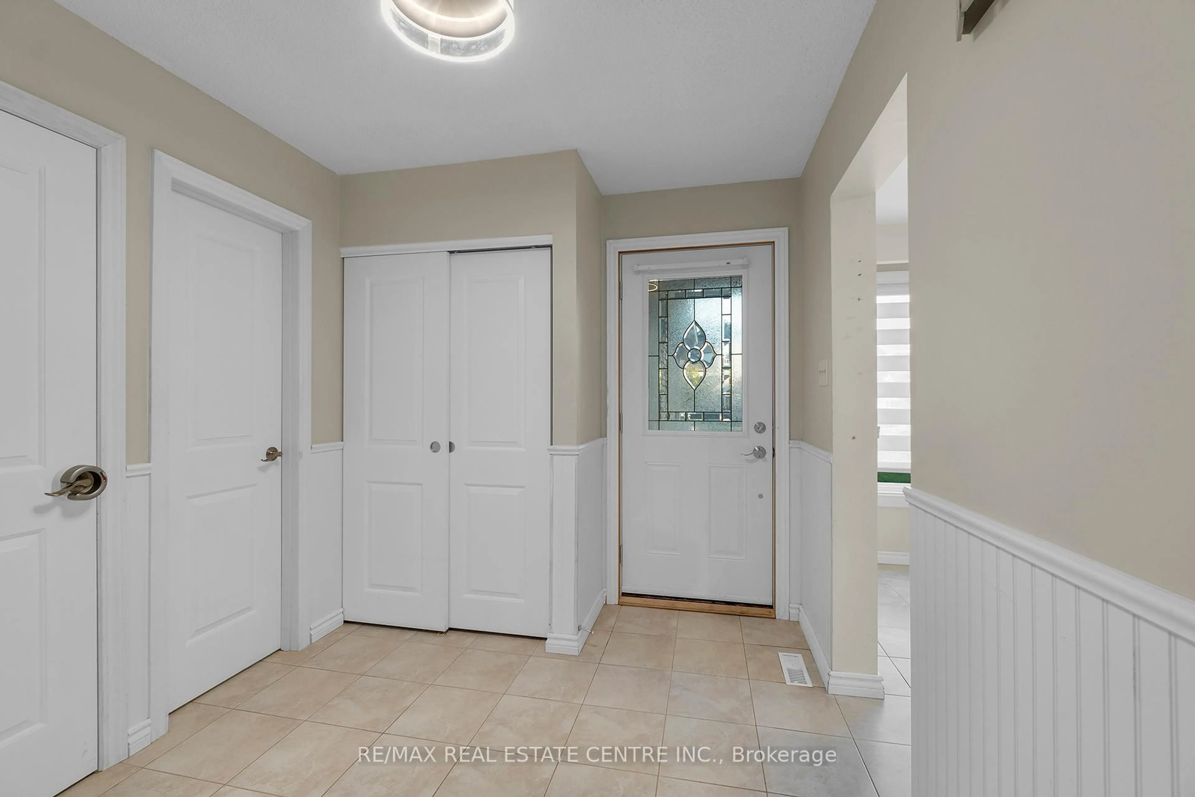 Indoor entryway for 24 Thatcher Crt, Brampton Ontario L6Z 1C8