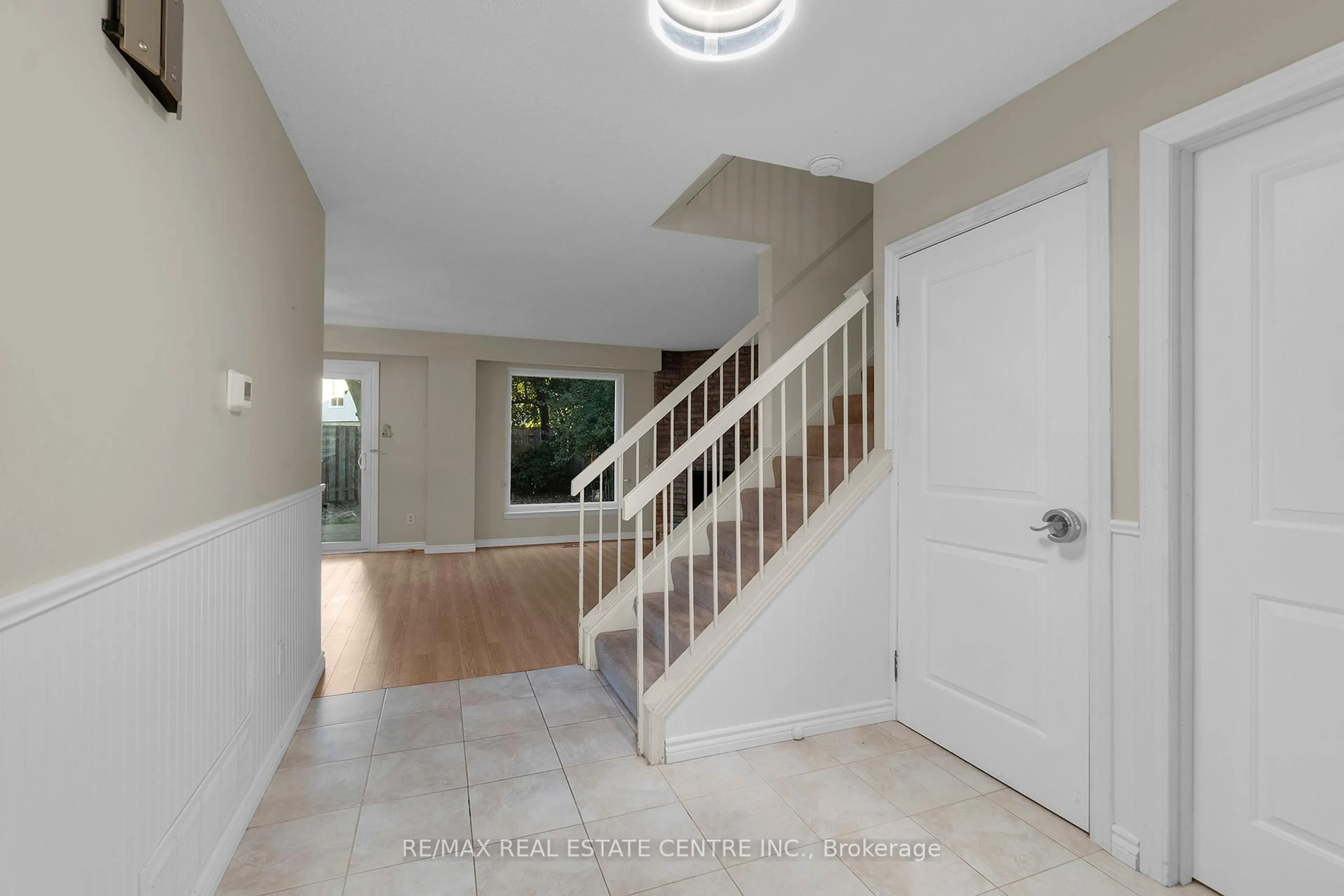 Indoor entryway for 24 Thatcher Crt, Brampton Ontario L6Z 1C8