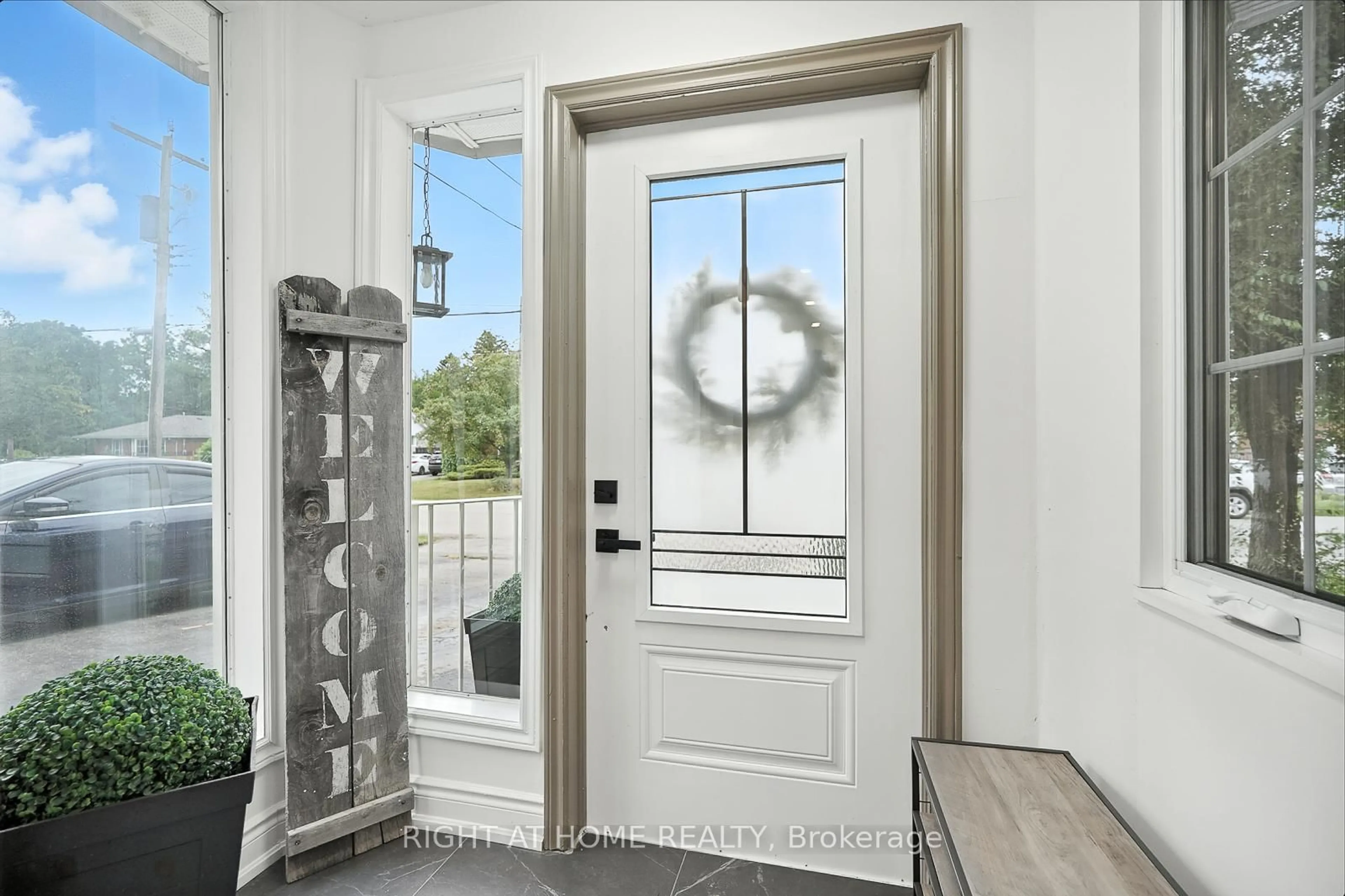 Indoor entryway for 413 Enfield Rd, Burlington Ontario L7T 2X5