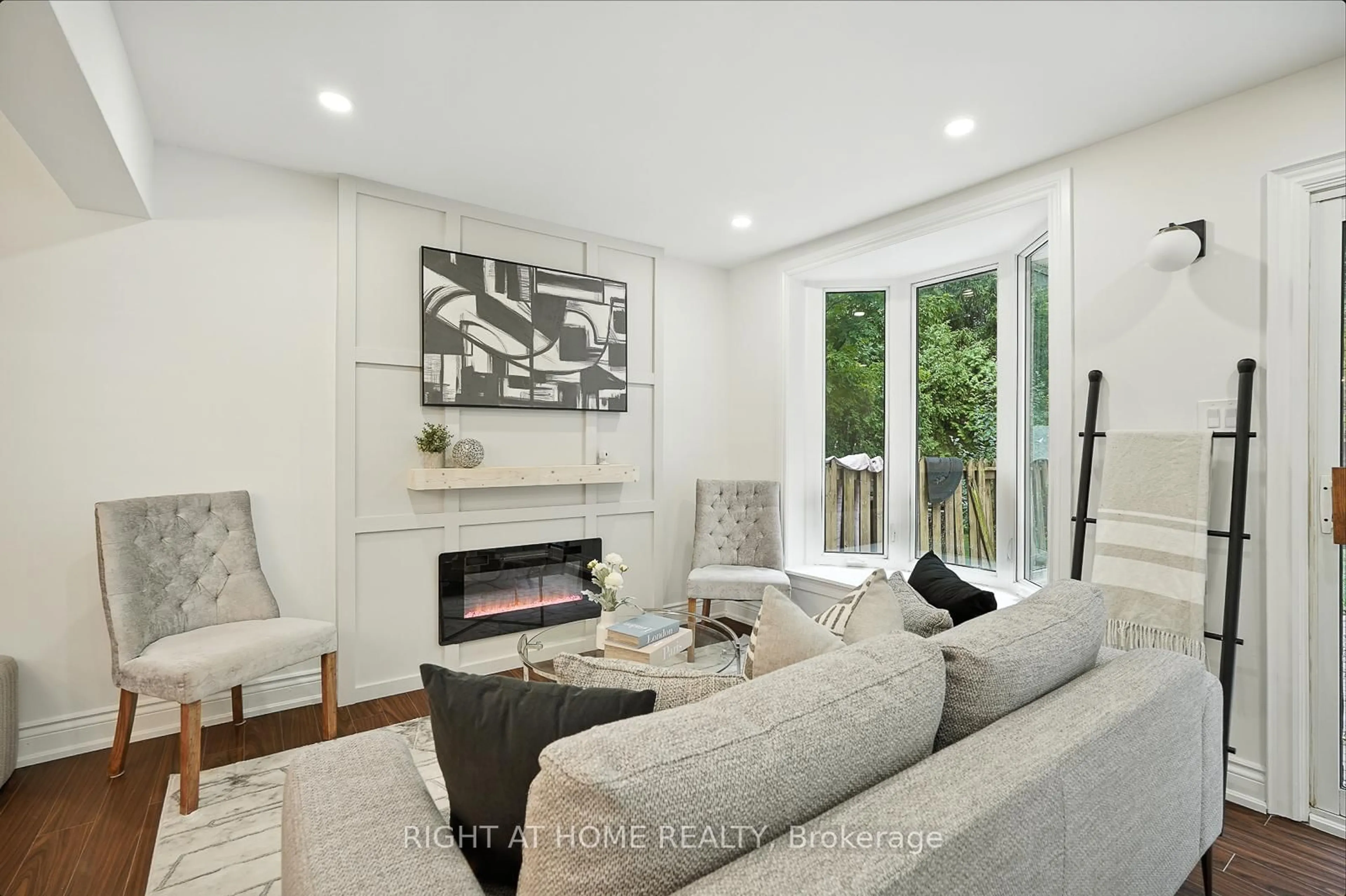 Living room with furniture, unknown for 413 Enfield Rd, Burlington Ontario L7T 2X5