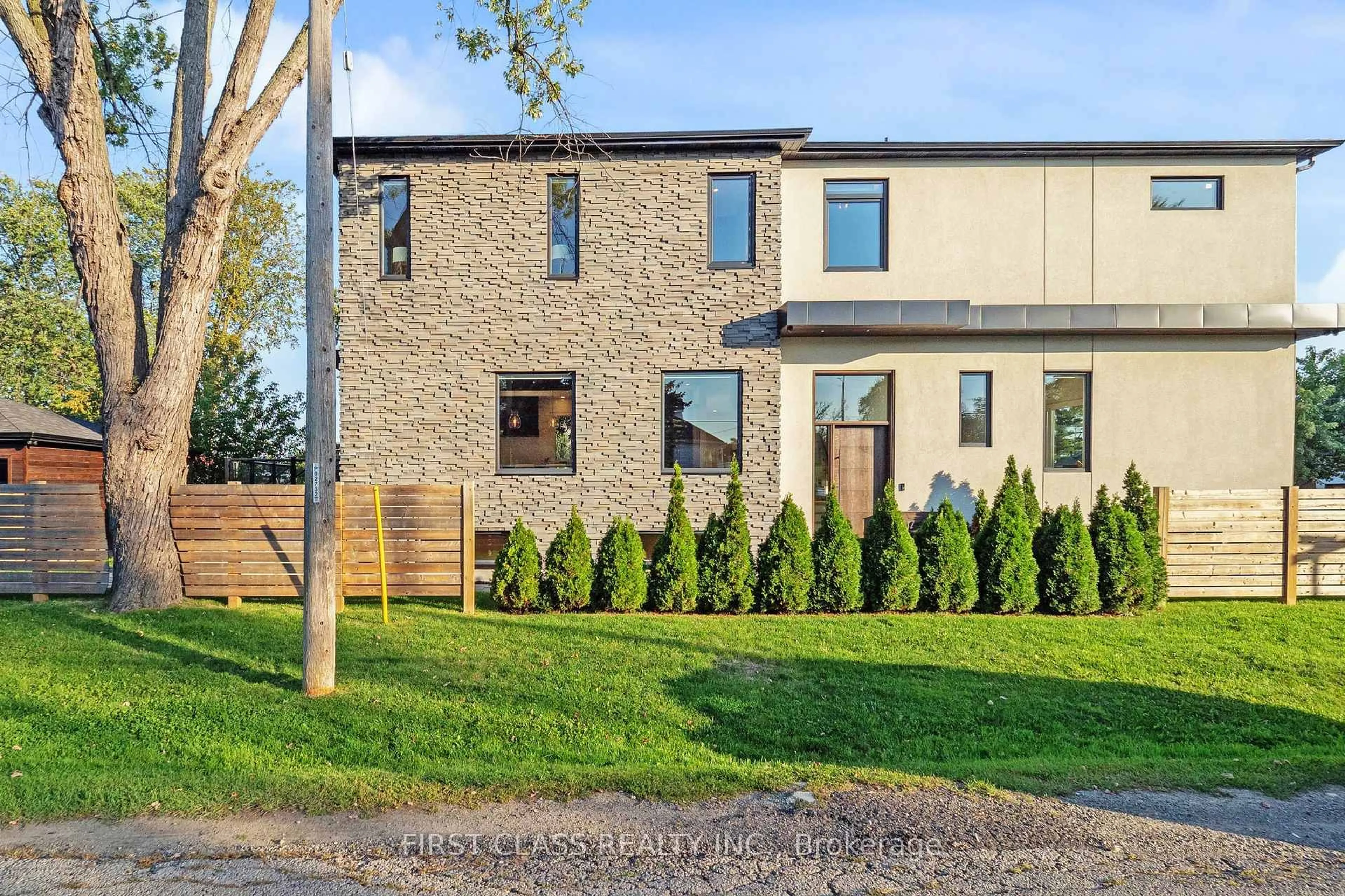 Home with brick exterior material, street for 1047 Meredith Ave, Mississauga Ontario L5E 2C6
