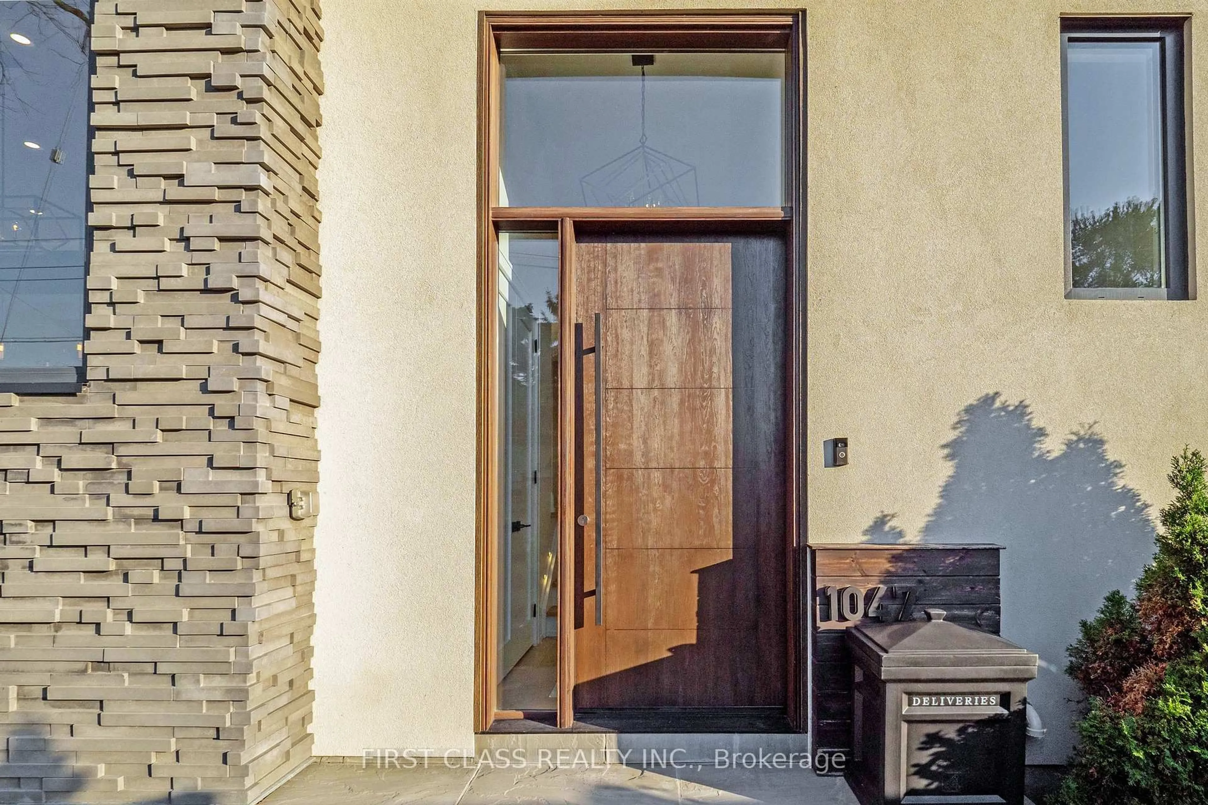 Indoor entryway for 1047 Meredith Ave, Mississauga Ontario L5E 2C6