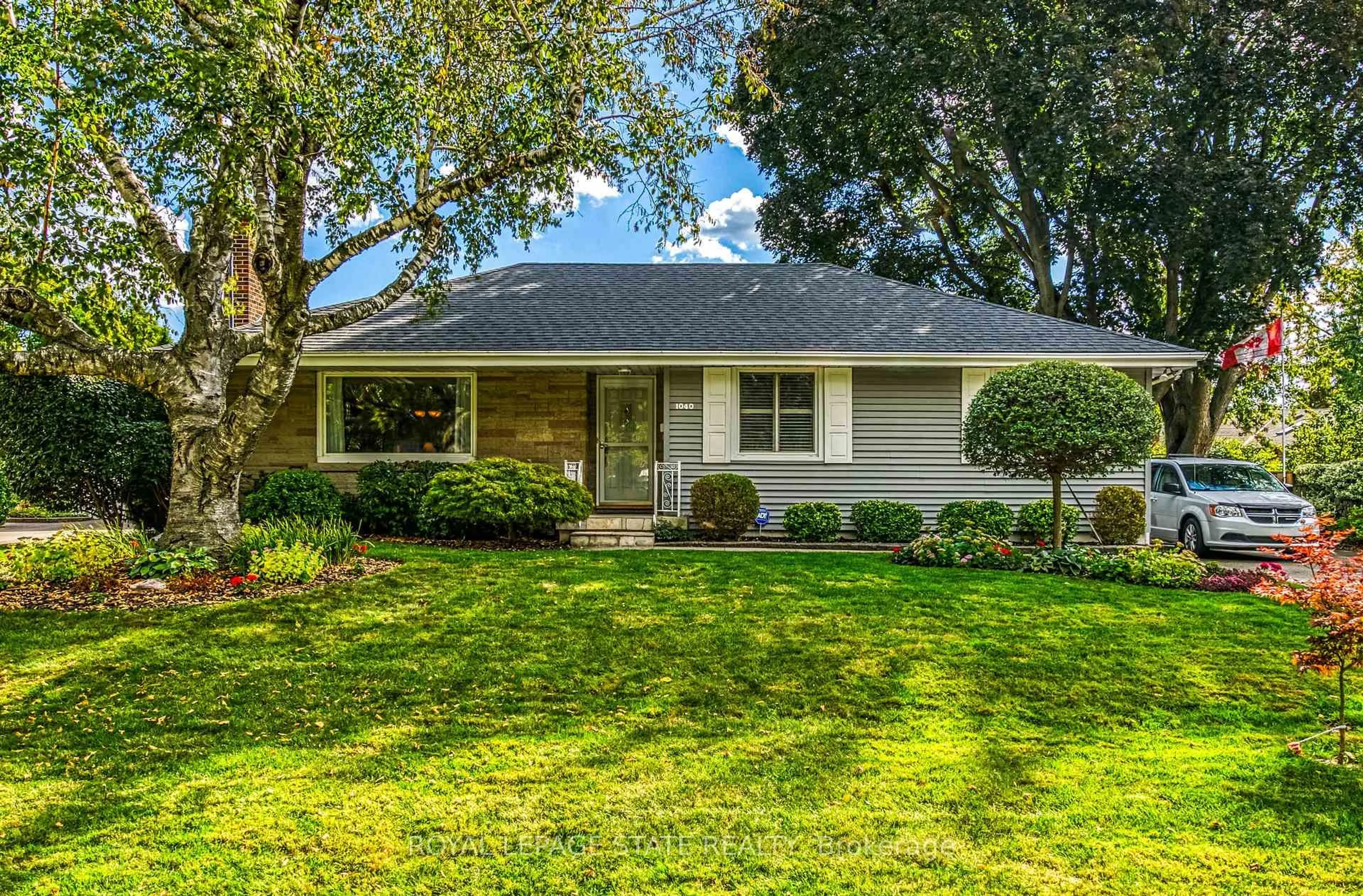 Home with vinyl exterior material, street for 1040 Cedar Ave, Burlington Ontario L7T 2S1
