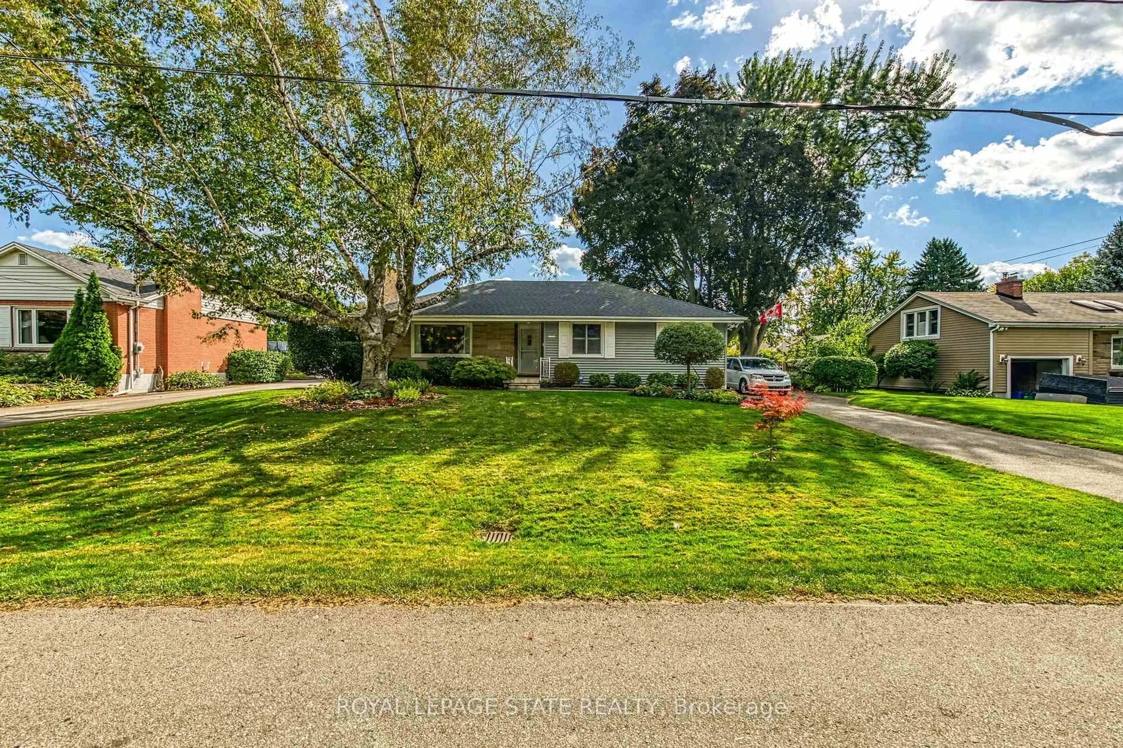 A pic from outside/outdoor area/front of a property/back of a property/a pic from drone, street for 1040 Cedar Ave, Burlington Ontario L7T 2S1