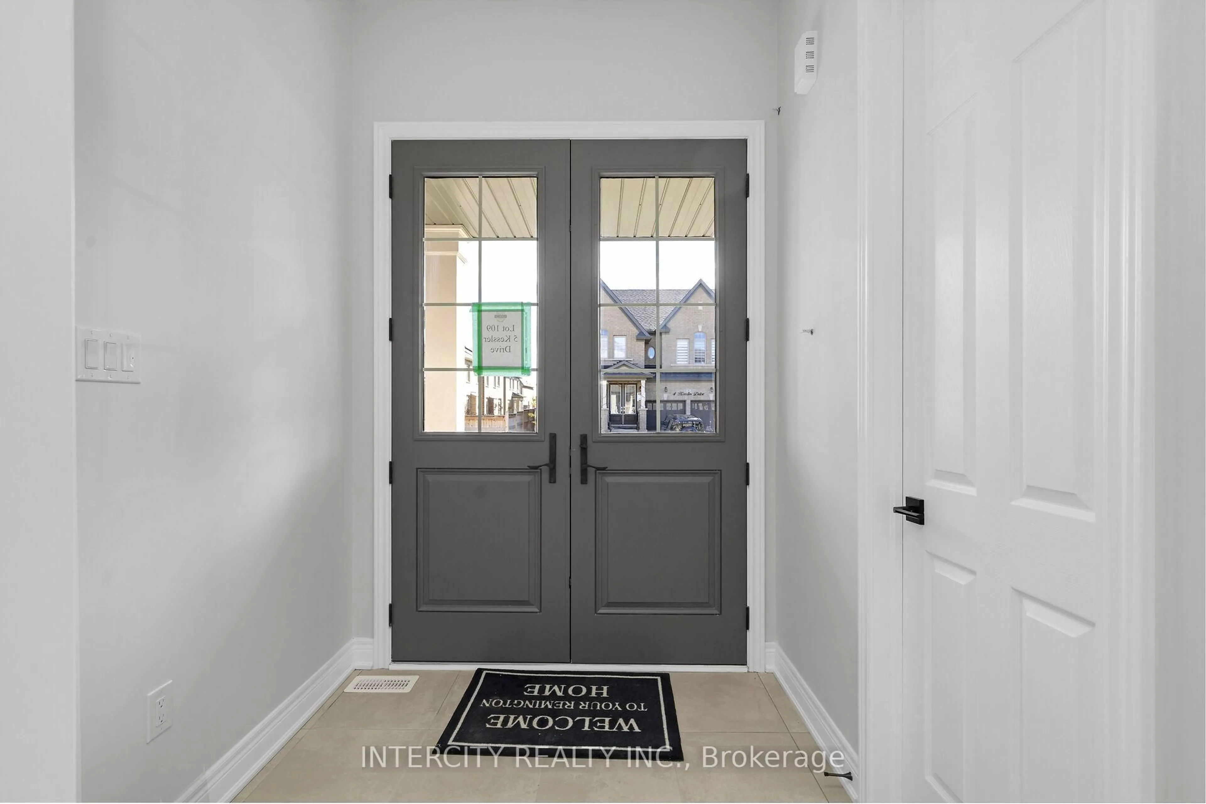 Indoor entryway for 5 Kessler Dr, Brampton Ontario L6R 4G2
