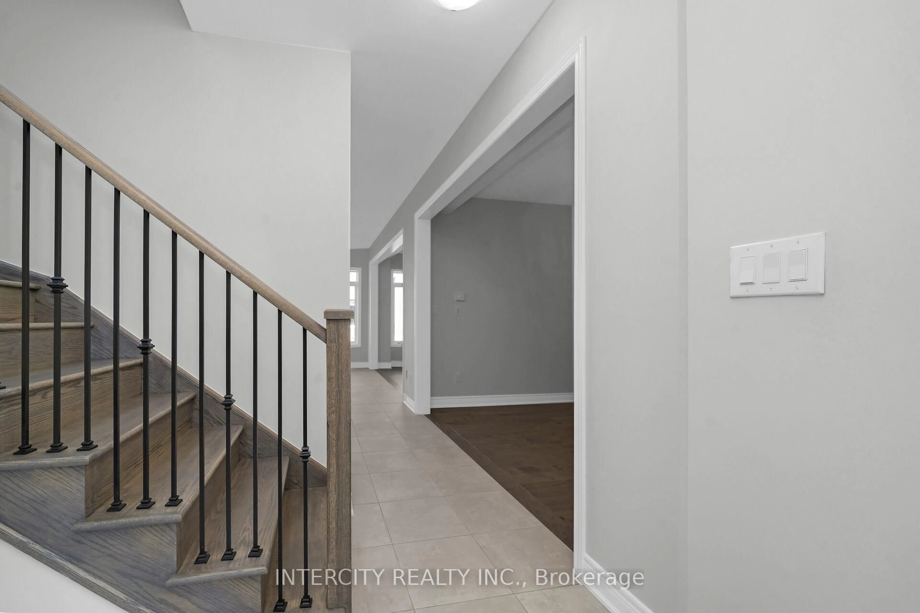 Indoor entryway for 5 Kessler Dr, Brampton Ontario L6R 4G2