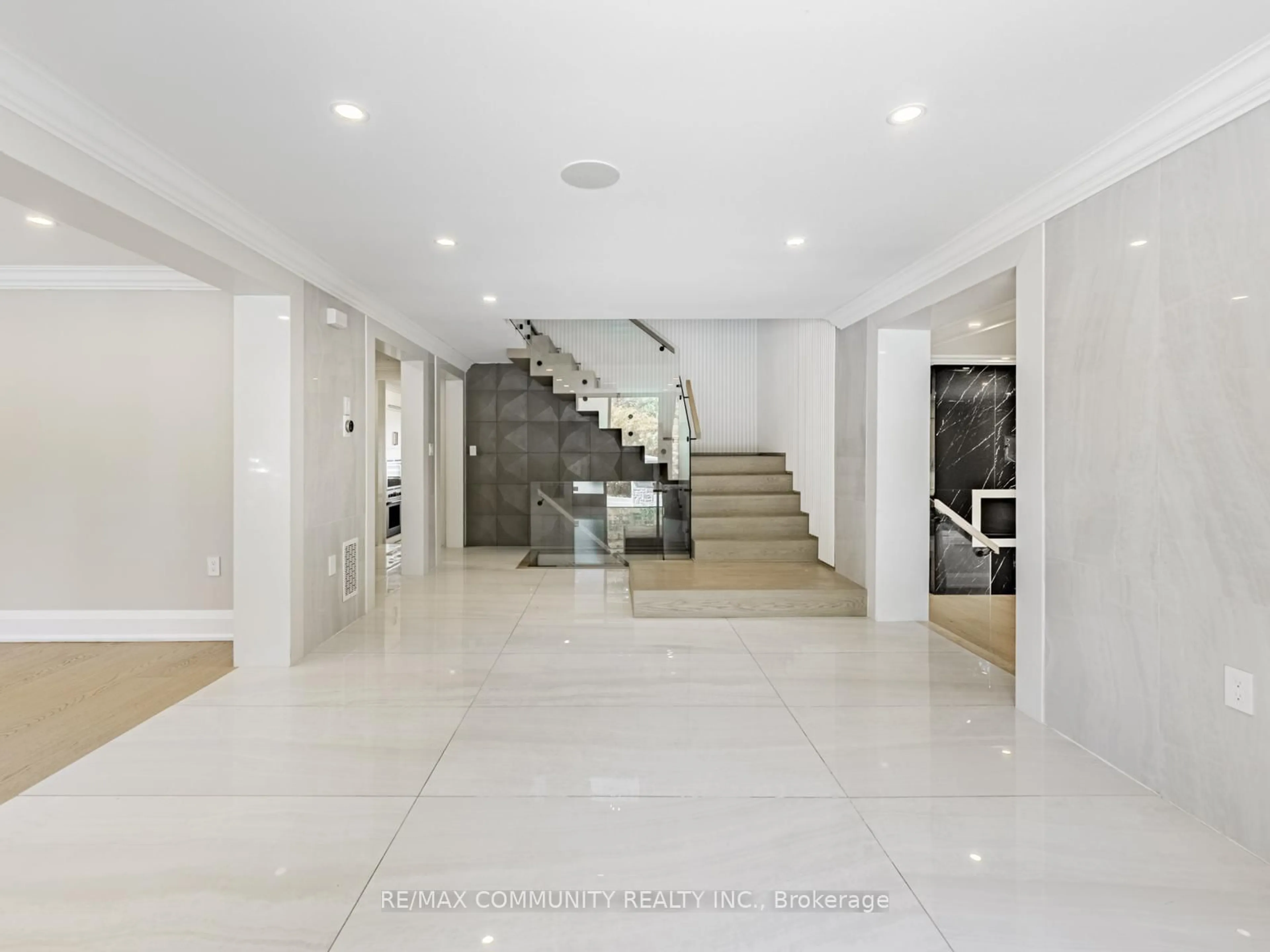 Indoor foyer for 8508 Appleby Line, Milton Ontario L0P 1B0