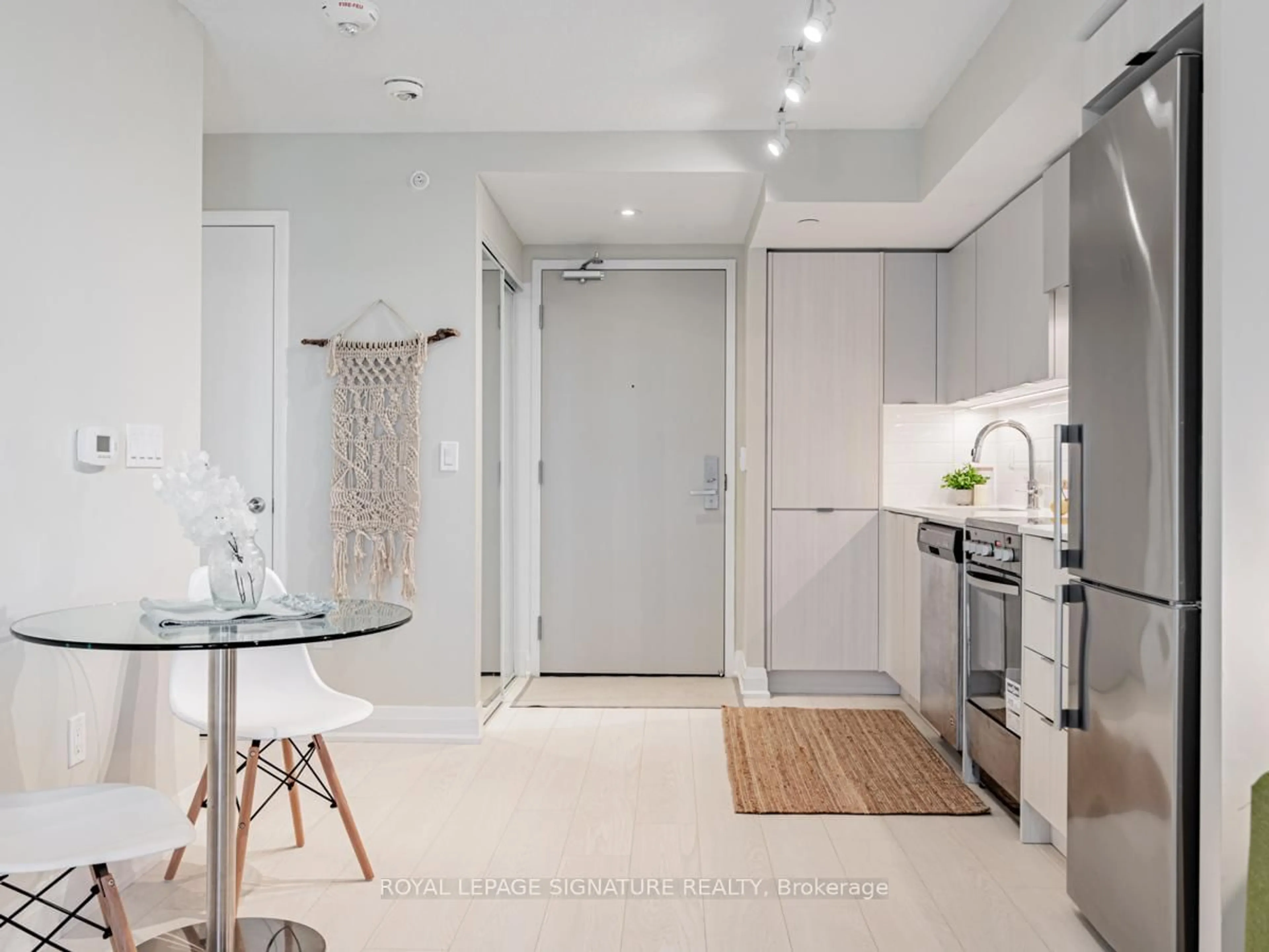 Contemporary kitchen, ceramic/tile floor for 30 Gibbs Rd #04, Toronto Ontario M9B 0E4