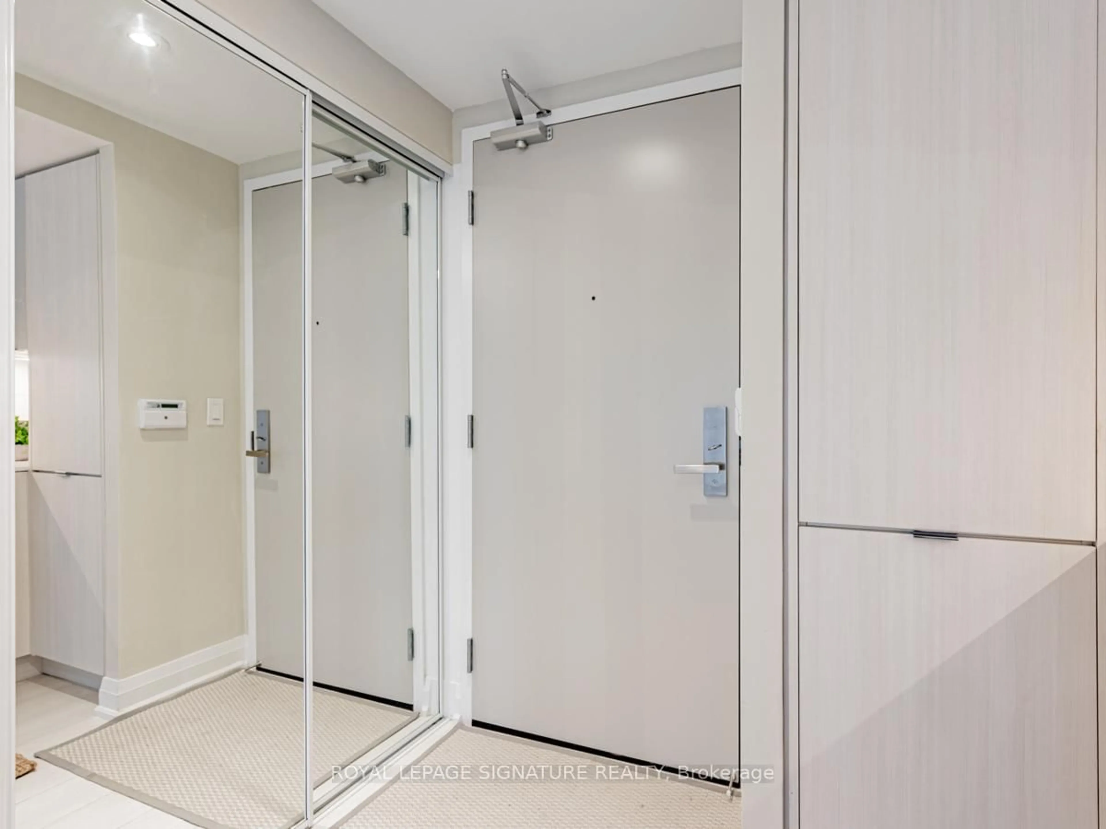 Indoor foyer for 30 Gibbs Rd #04, Toronto Ontario M9B 0E4