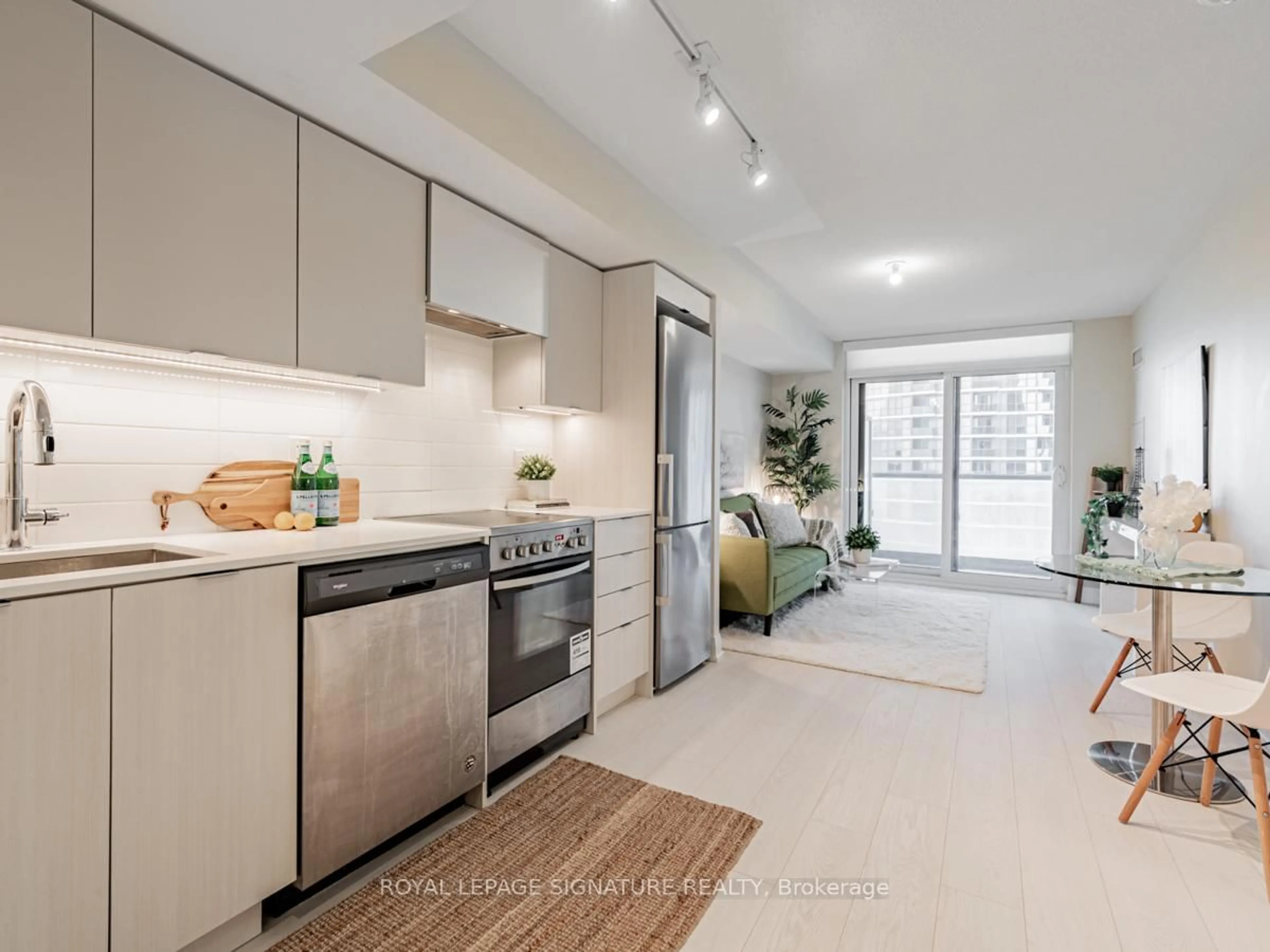 Open concept kitchen, unknown for 30 Gibbs Rd #04, Toronto Ontario M9B 0E4