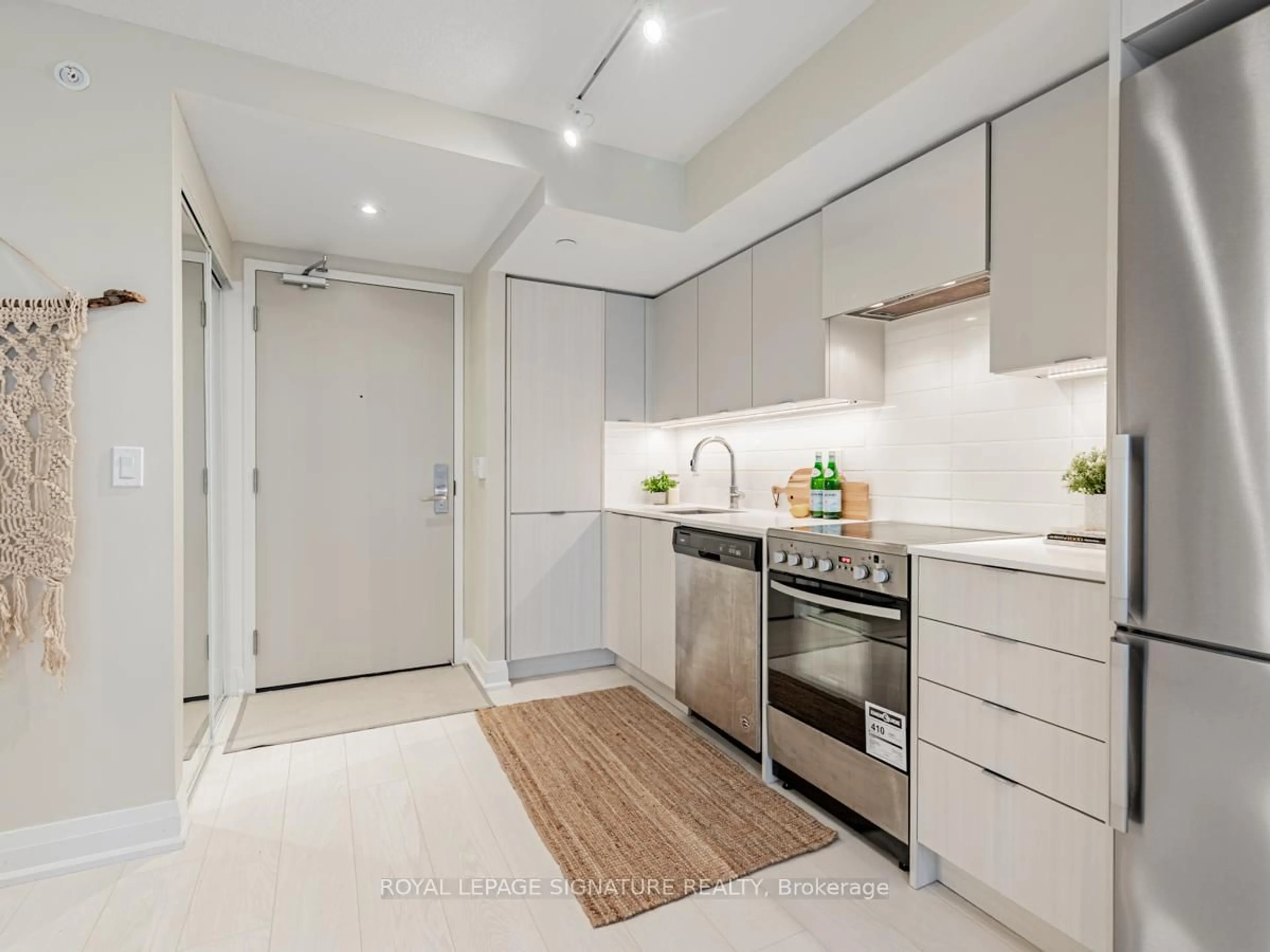 Contemporary kitchen, ceramic/tile floor for 30 Gibbs Rd #04, Toronto Ontario M9B 0E4