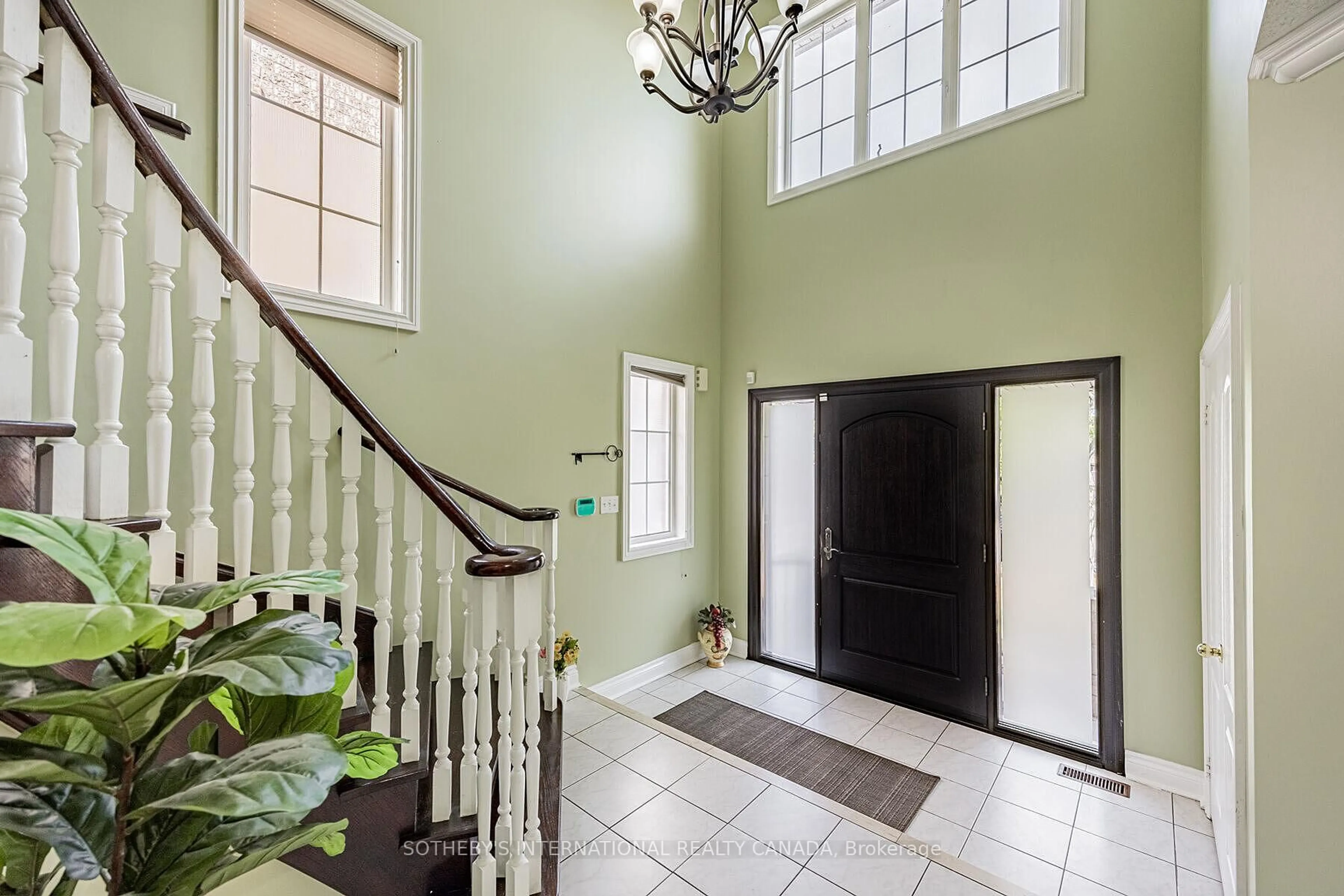 Indoor foyer for 5930 Bassinger Pl, Mississauga Ontario L5M 6K5