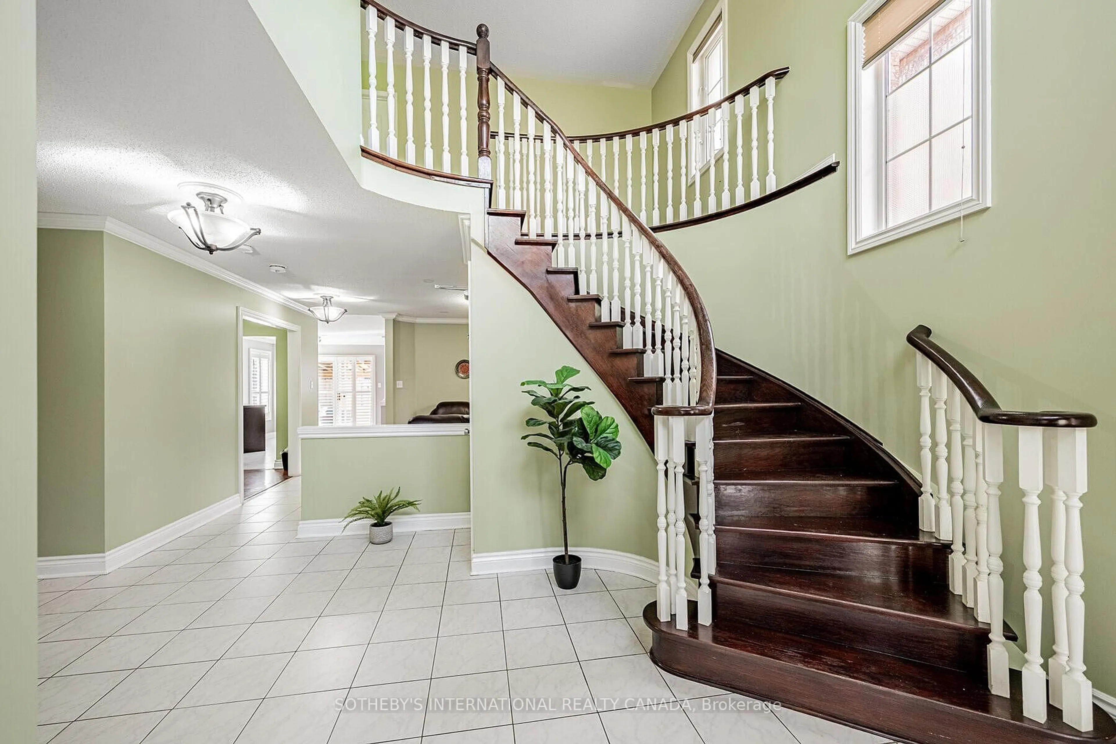 Indoor foyer for 5930 Bassinger Pl, Mississauga Ontario L5M 6K5