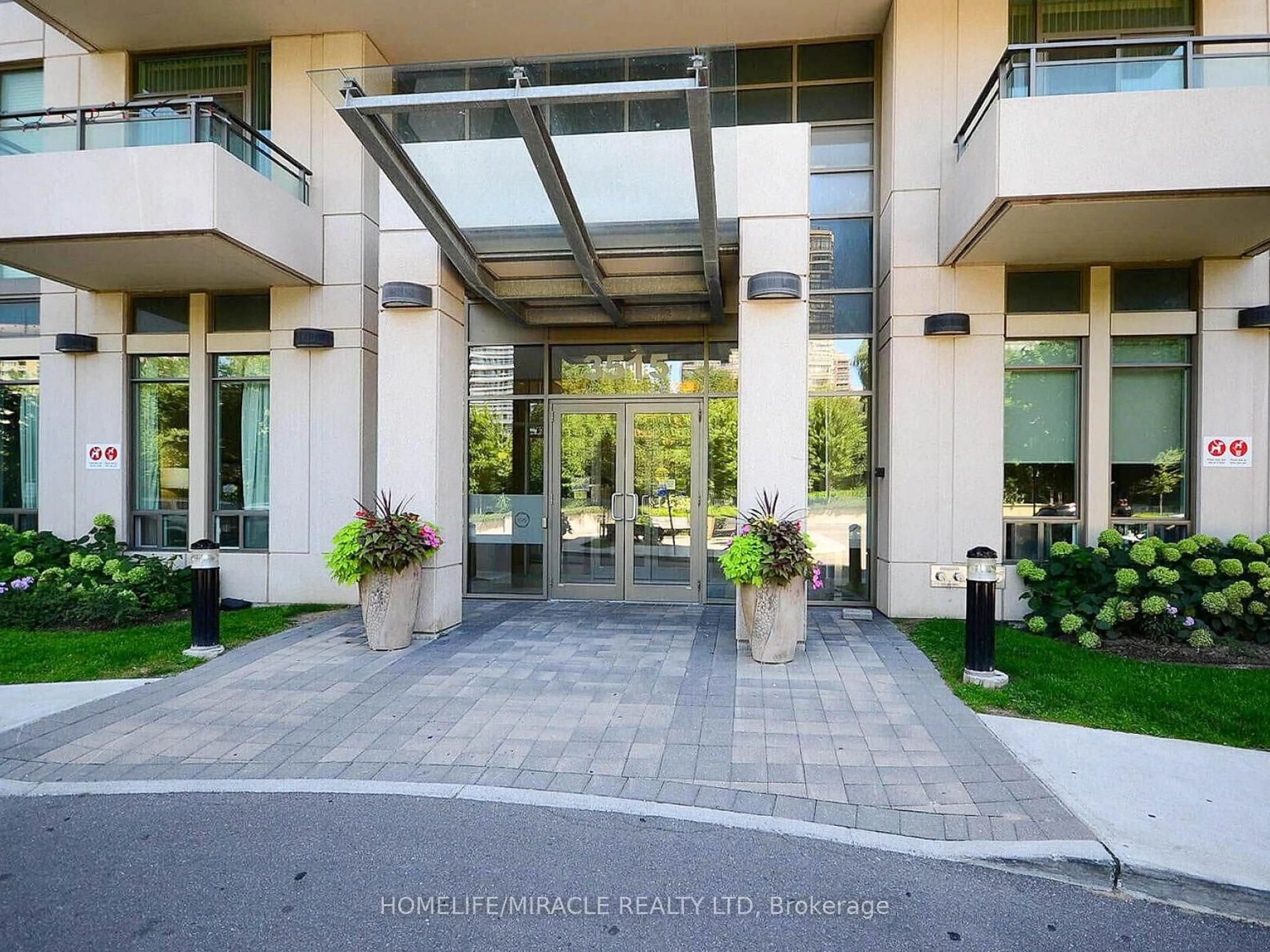 Indoor foyer for 3515 Kariya Dr #3107, Mississauga Ontario L5B 0C1