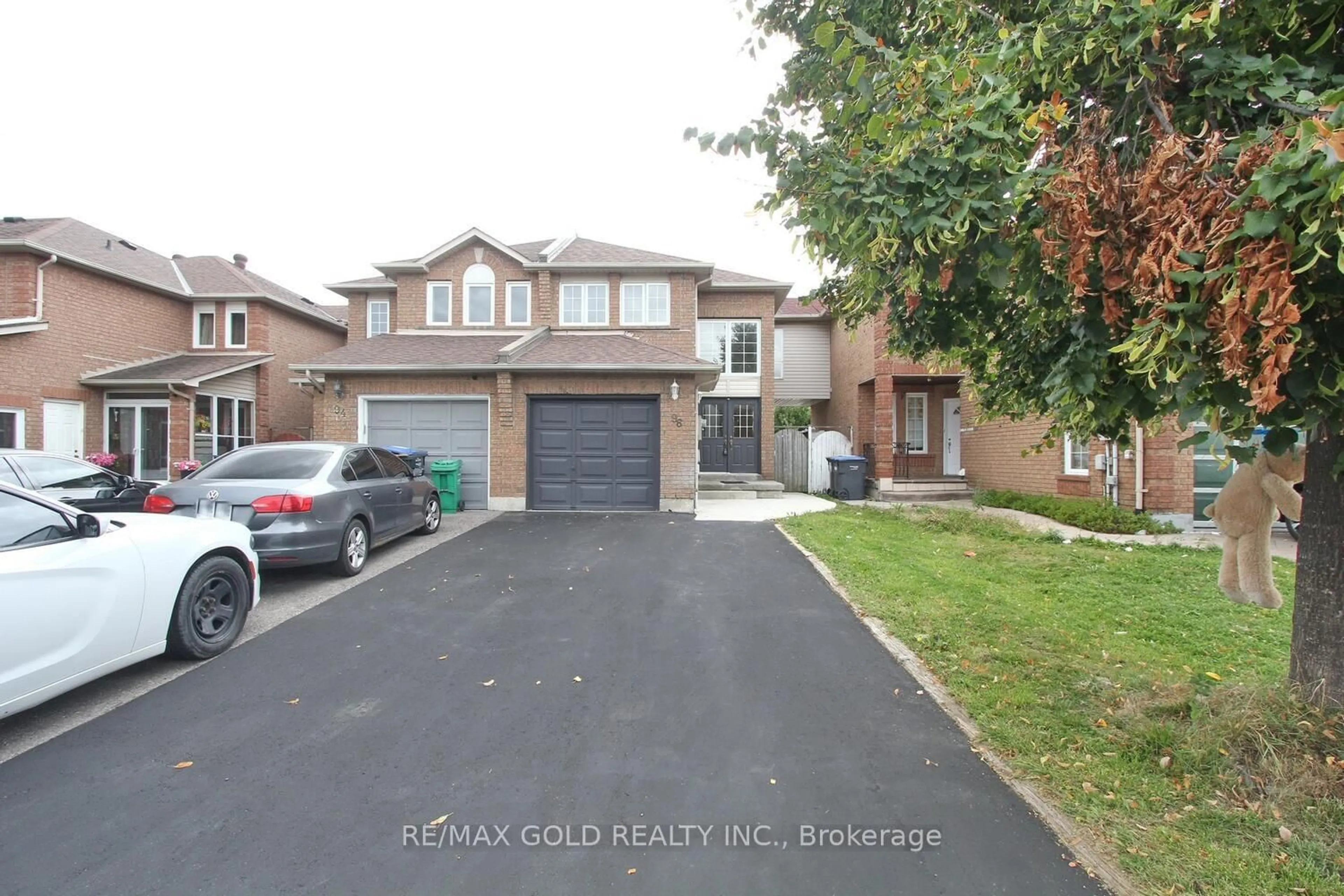 A pic from outside/outdoor area/front of a property/back of a property/a pic from drone, street for 96 Lauraglen Cres, Brampton Ontario L6Y 5A6