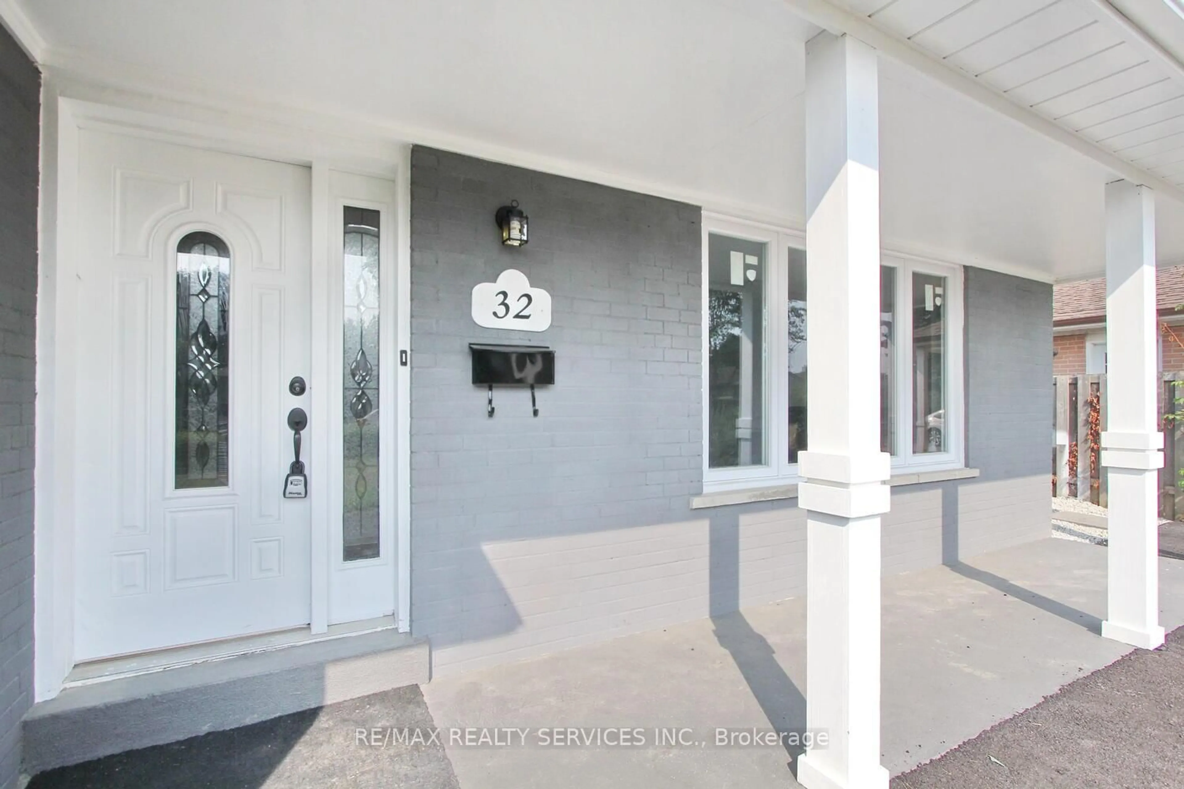 Indoor foyer for 32 Sanford Cres, Brampton Ontario L6X 2C3