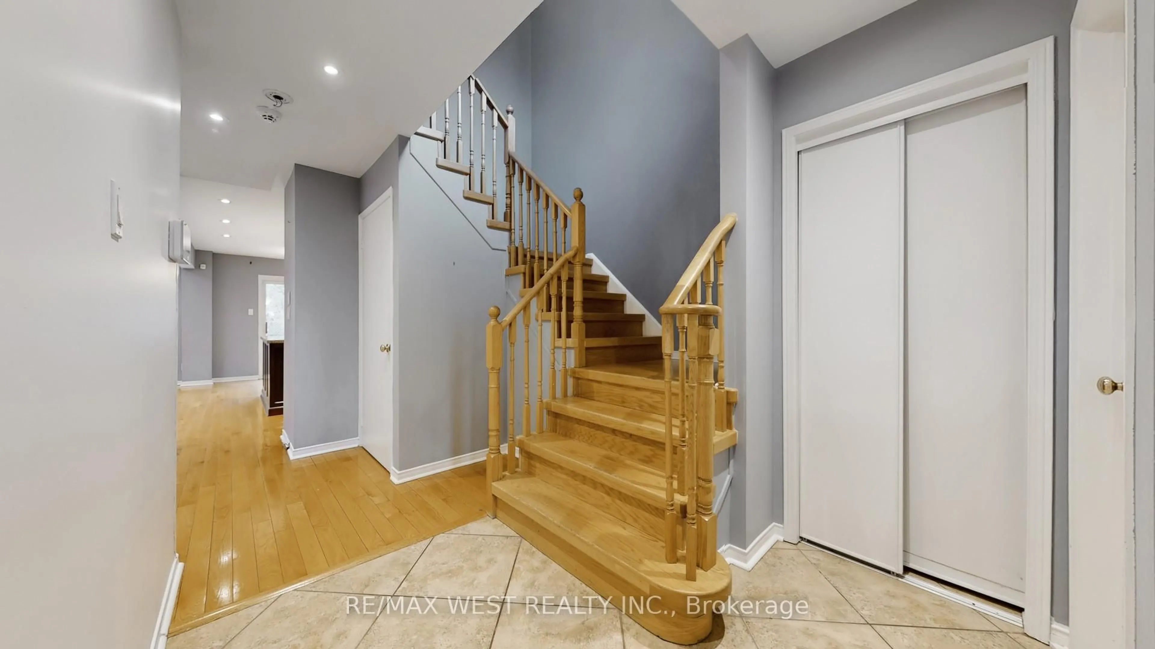 Stairs for 7147 Harding Cres, Mississauga Ontario L5N 5P5