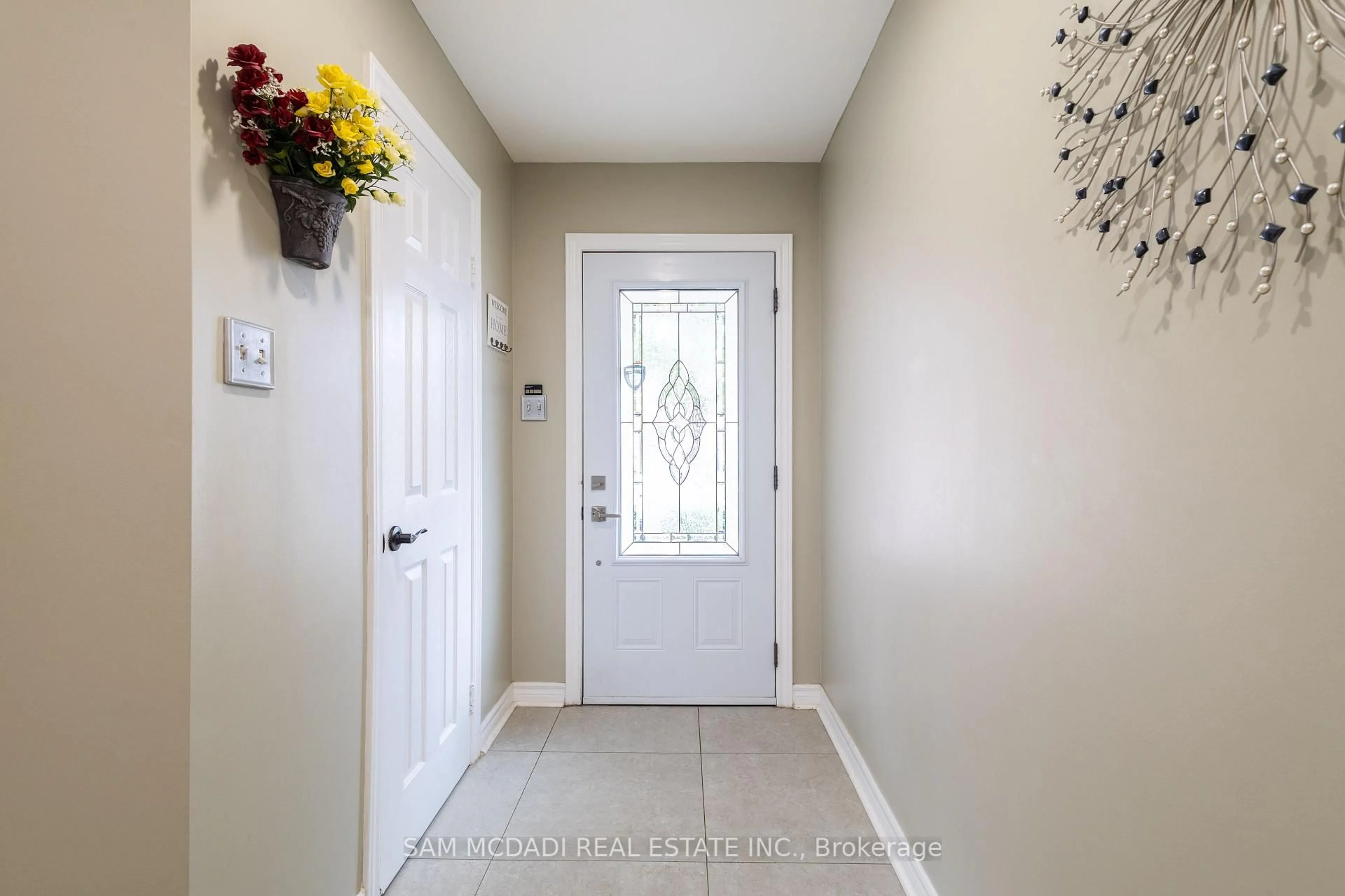 Indoor entryway for 3183 Valcourt Cres, Mississauga Ontario L5L 5K2