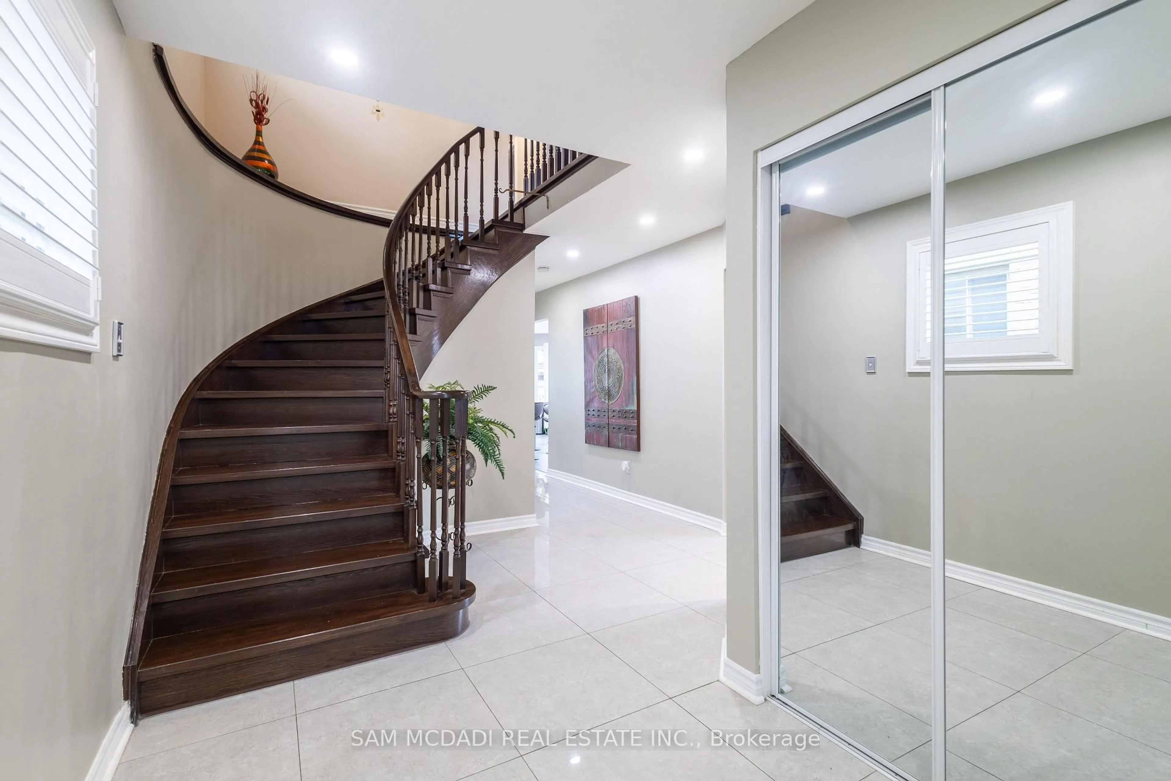 Indoor foyer for 3183 Valcourt Cres, Mississauga Ontario L5L 5K2