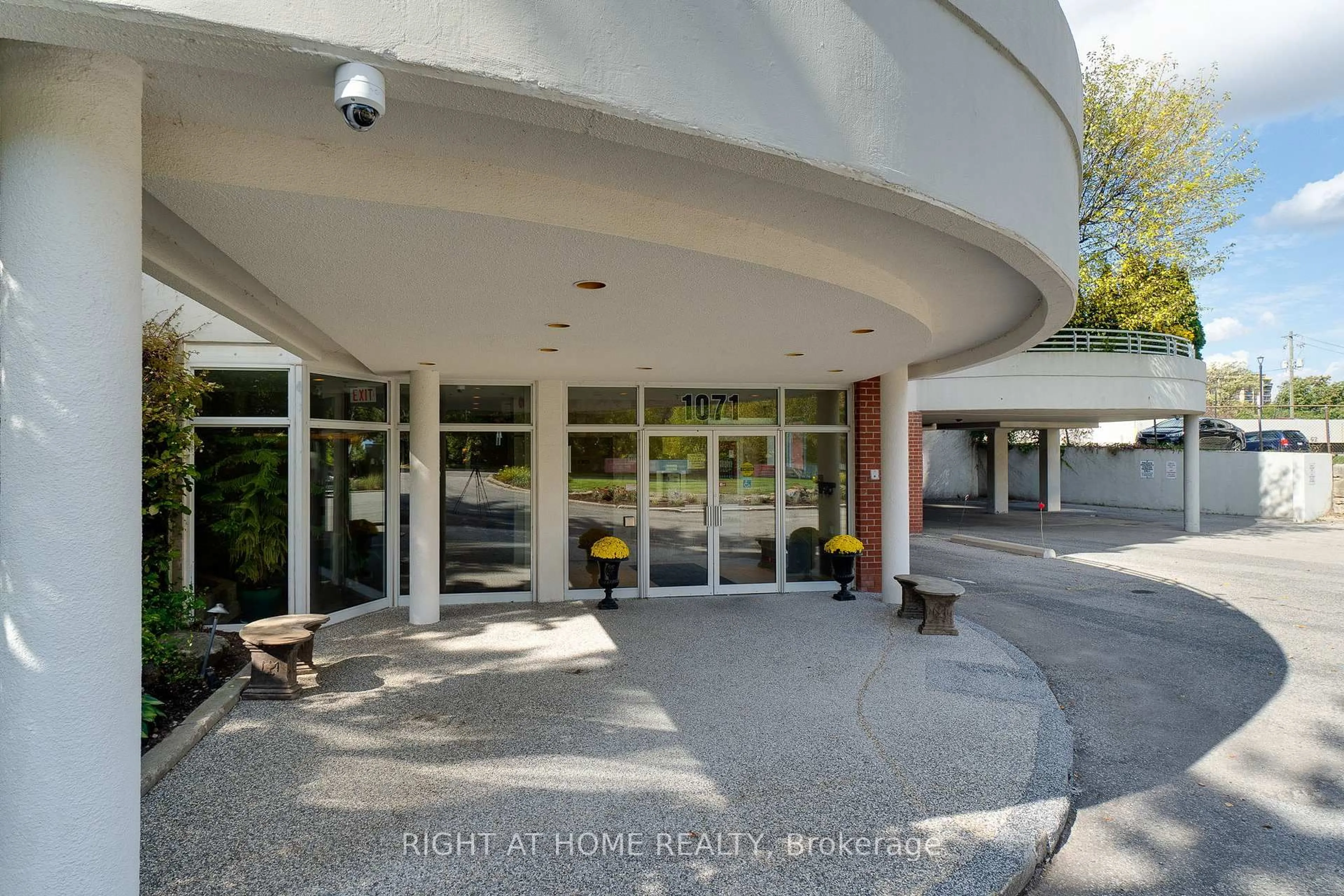 Indoor foyer for 1071 Queens Ave #202, Oakville Ontario L6H 2R5