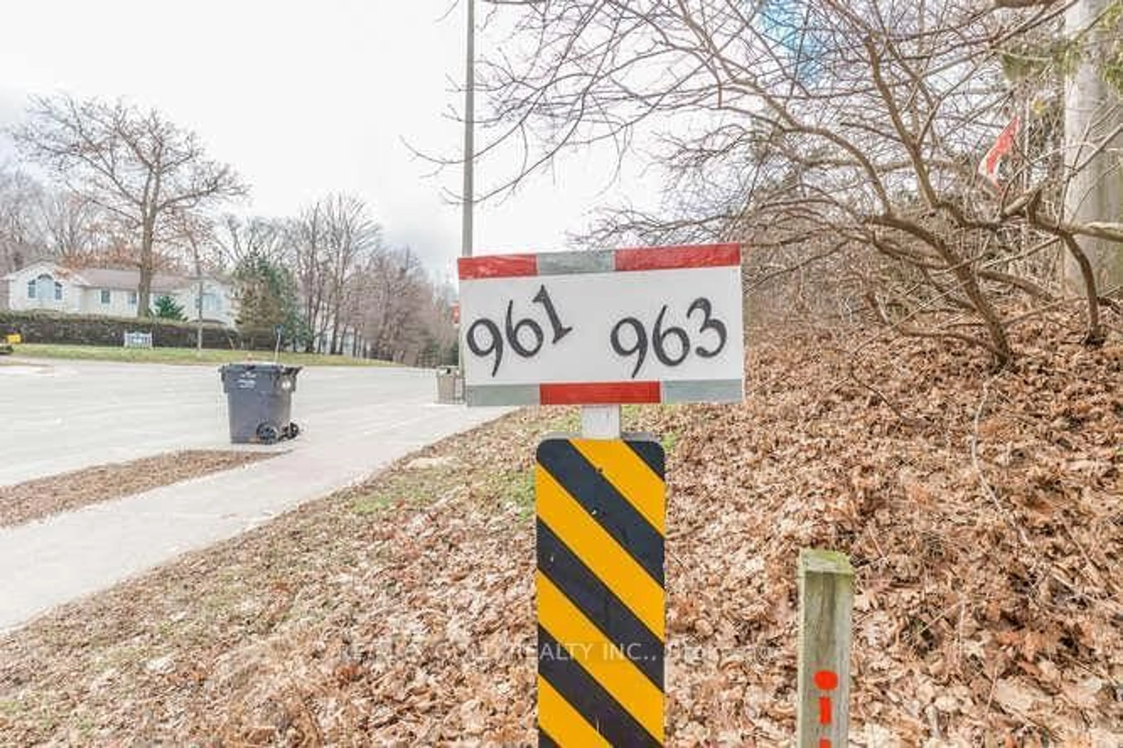 Parking for 961 Lakeshore Rd, Mississauga Ontario L5H 1H8