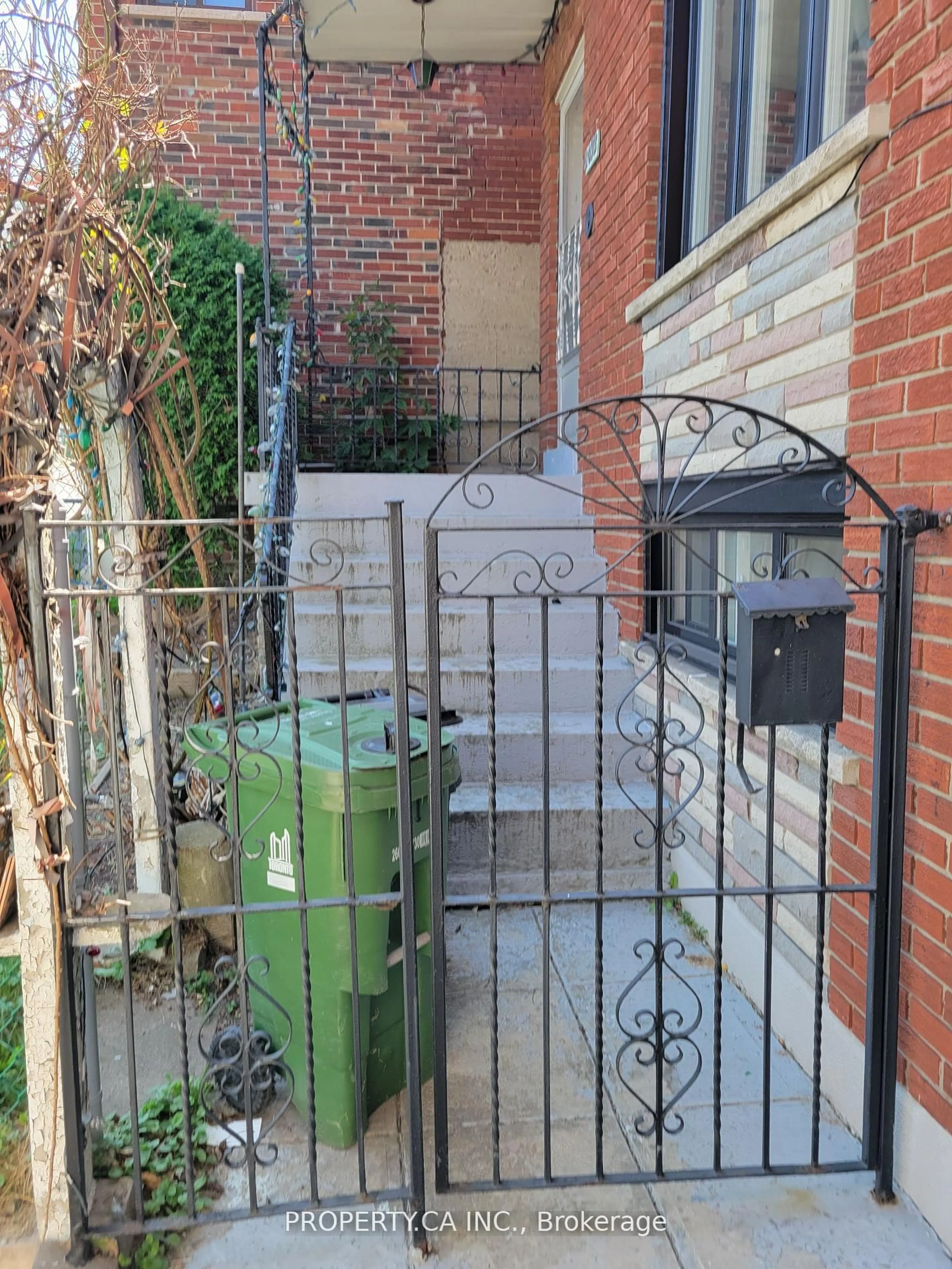 A pic from outside/outdoor area/front of a property/back of a property/a pic from drone, street for 2098 Dufferin St, Toronto Ontario M6E 3R7