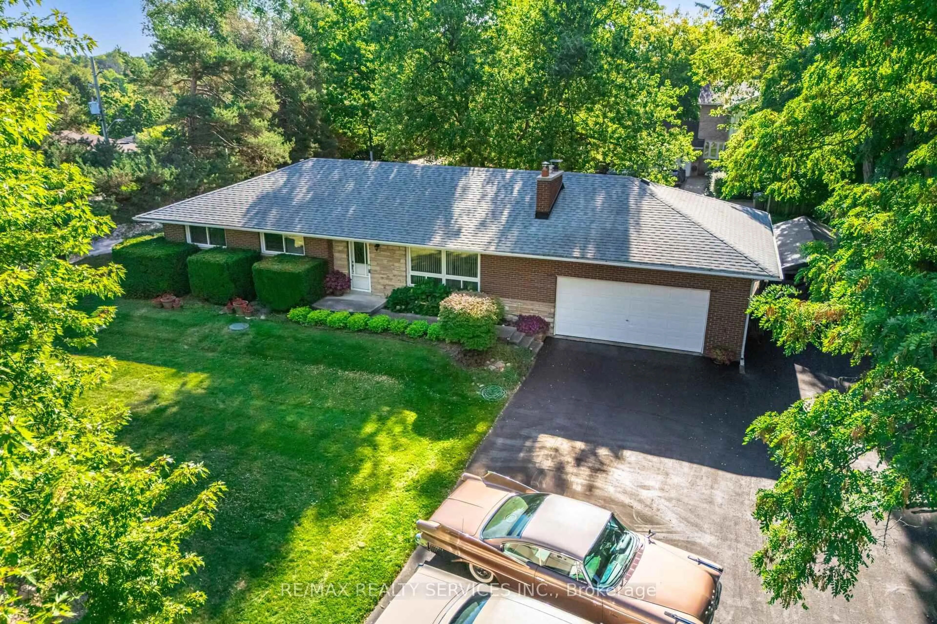 A pic from outside/outdoor area/front of a property/back of a property/a pic from drone, street for 3173 Mayfield Rd, Brampton Ontario L6Z 4P9