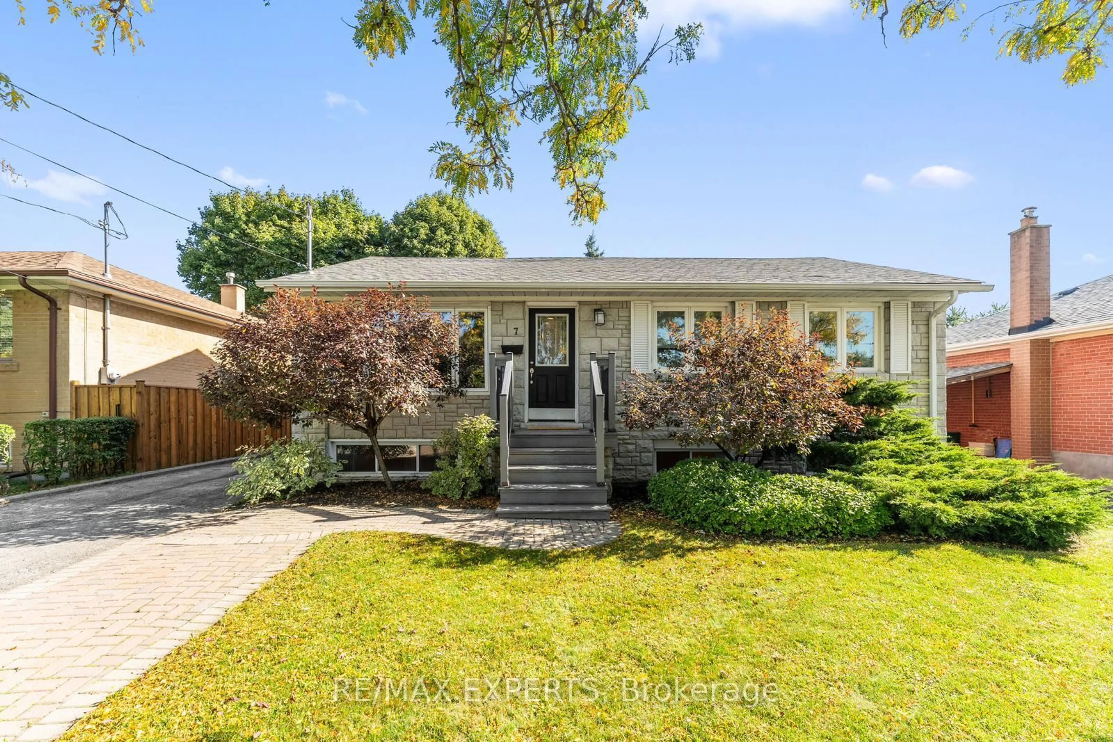 Home with vinyl exterior material, street for 7 Mcmanus Rd, Toronto Ontario M9P 2J9