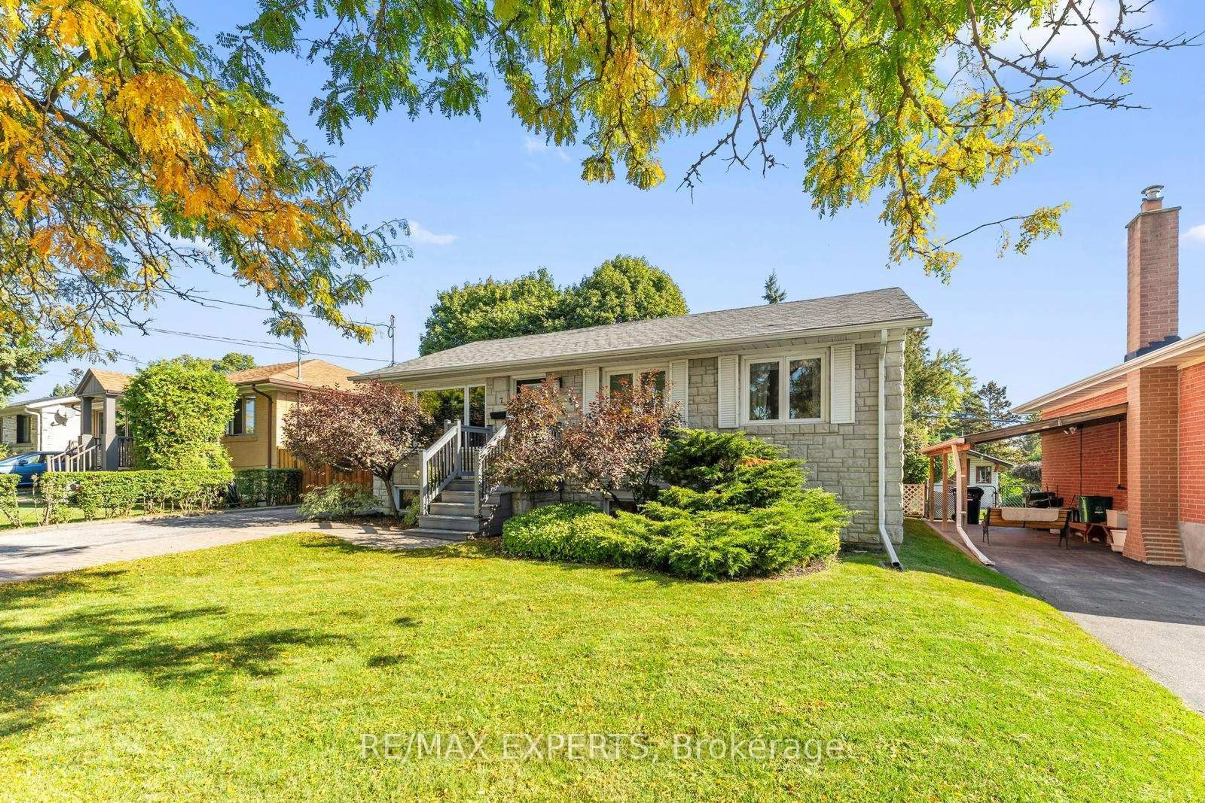 Home with vinyl exterior material, street for 7 Mcmanus Rd, Toronto Ontario M9P 2J9