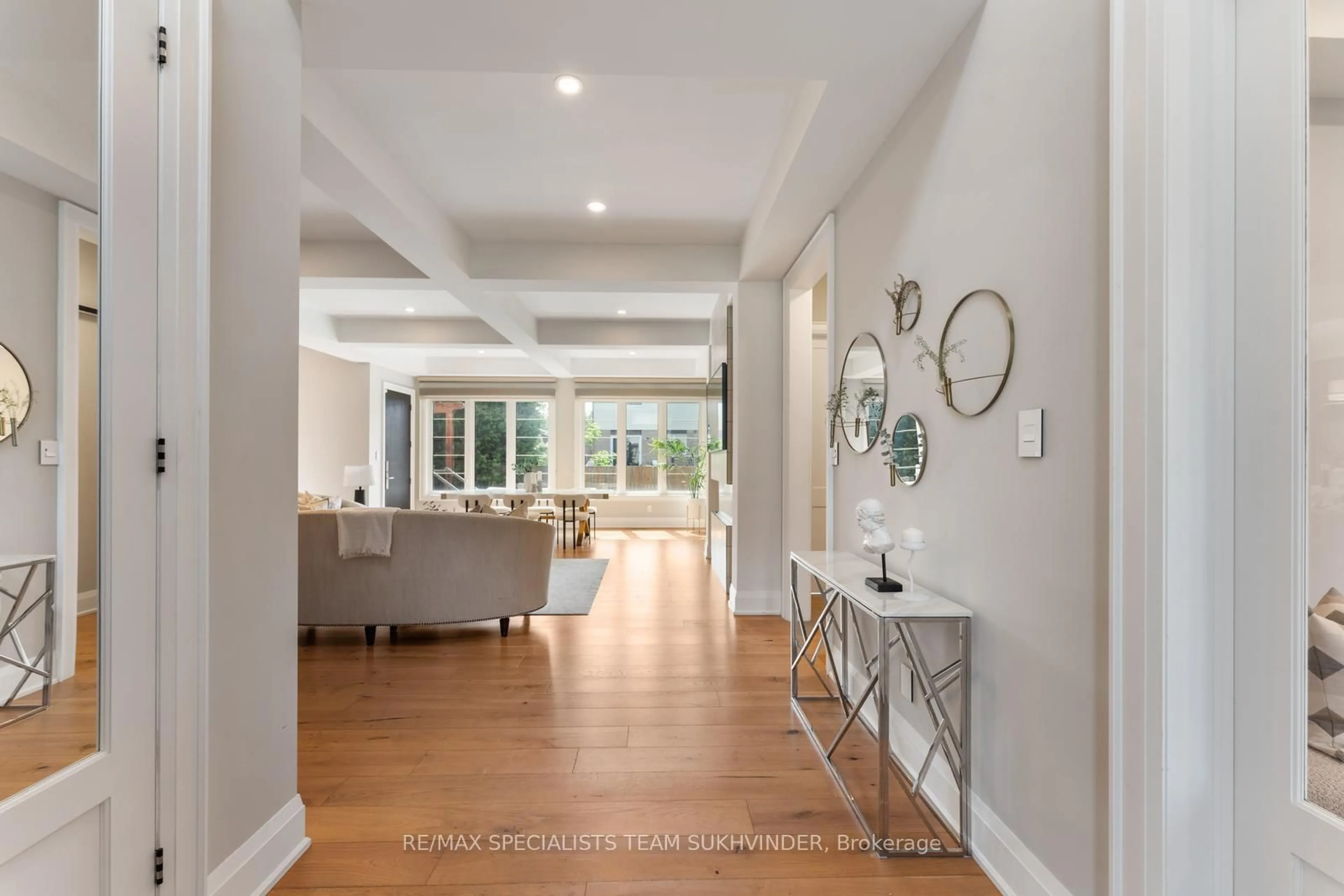 Indoor entryway for 108 Meadowbrook Dr, Milton Ontario L9T 2B6
