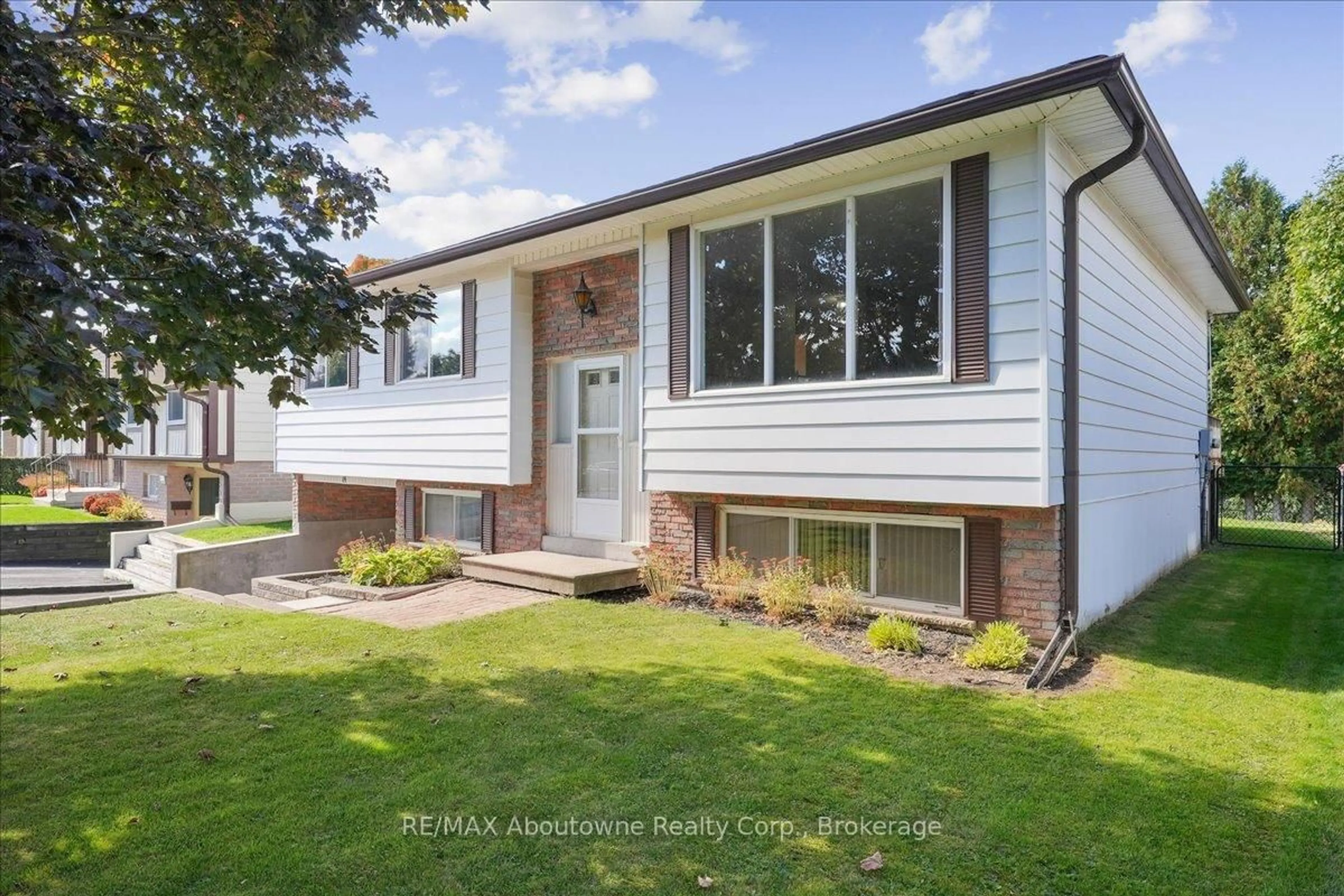 Home with vinyl exterior material, unknown for 14 Norman Ave, Halton Hills Ontario L7J 2R4