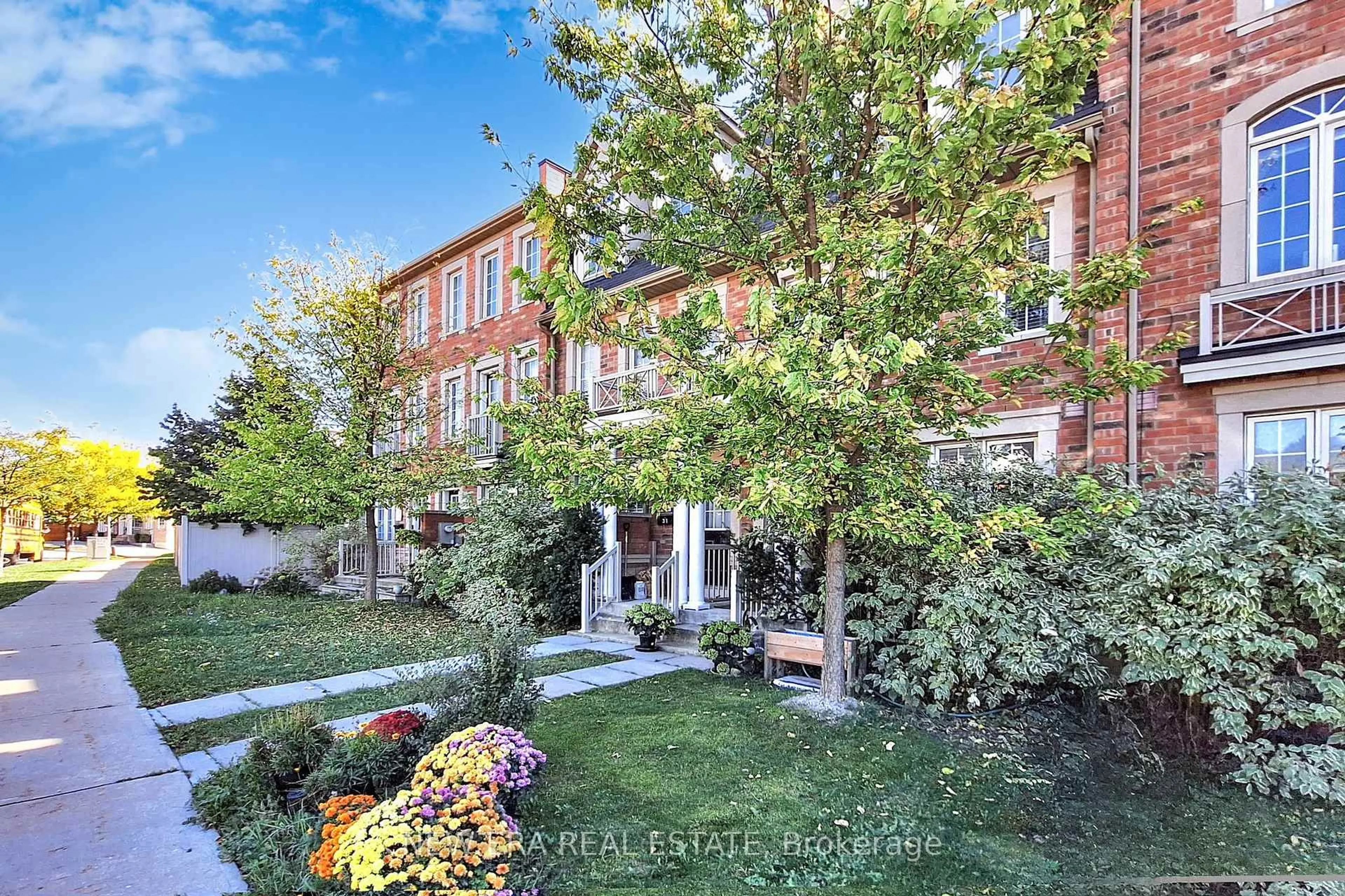 A pic from outside/outdoor area/front of a property/back of a property/a pic from drone, street for 33 Sergio Marchi St, Toronto Ontario M3L 0E5