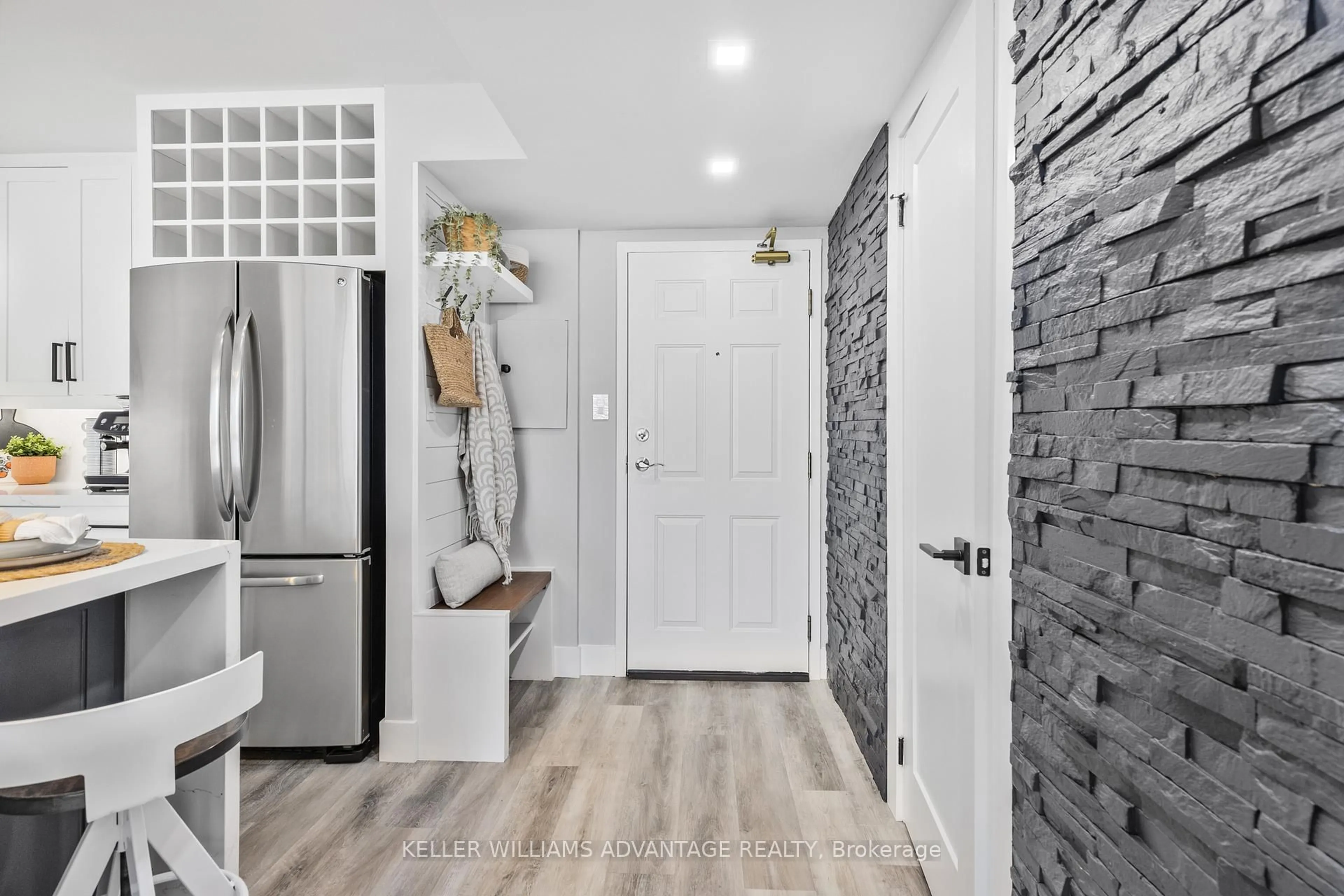 Indoor entryway for 1270 Maple Crossing Blvd #208, Burlington Ontario L7S 2J3