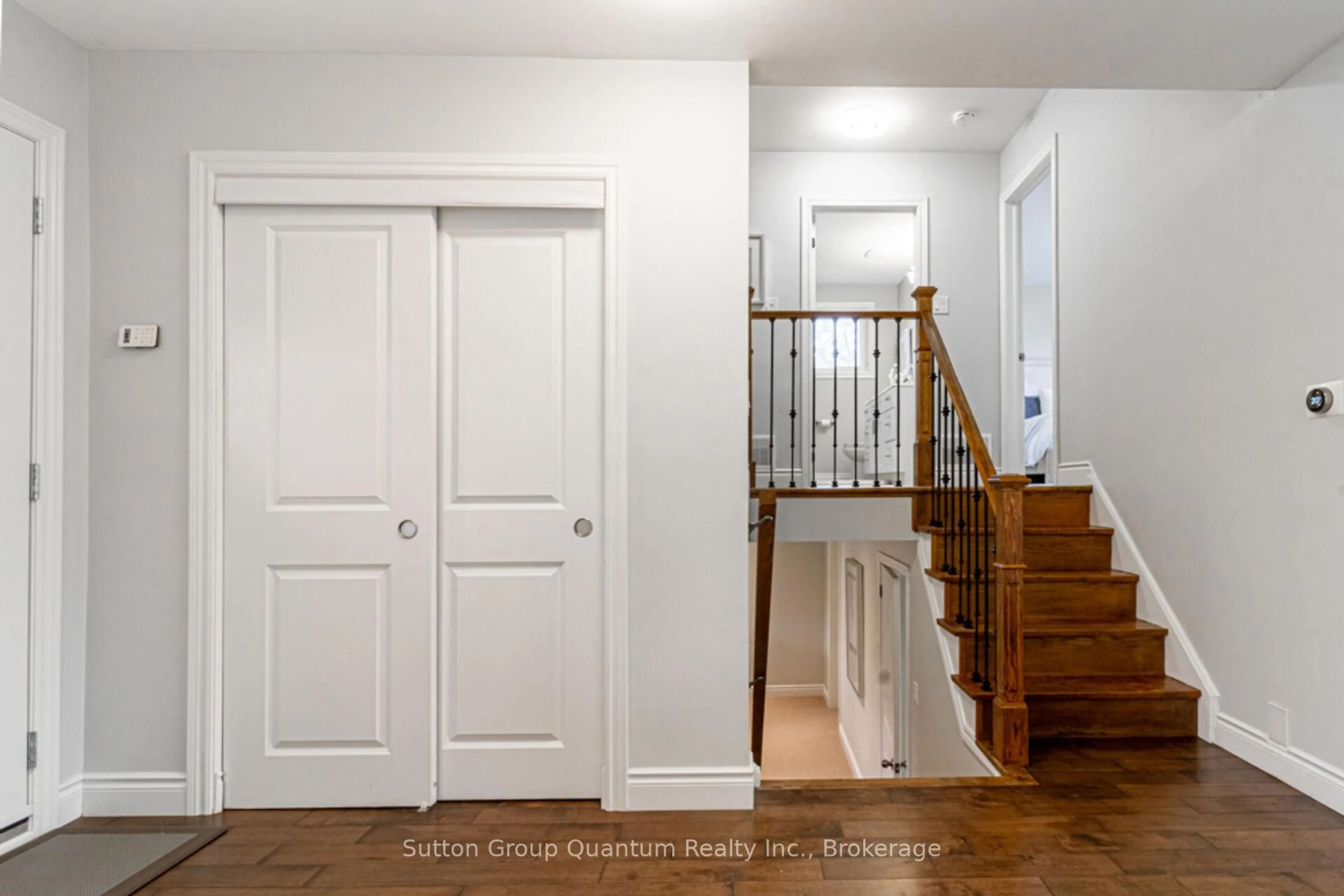 Indoor entryway for 2231 Urwin Cres, Oakville Ontario L6L 2T3