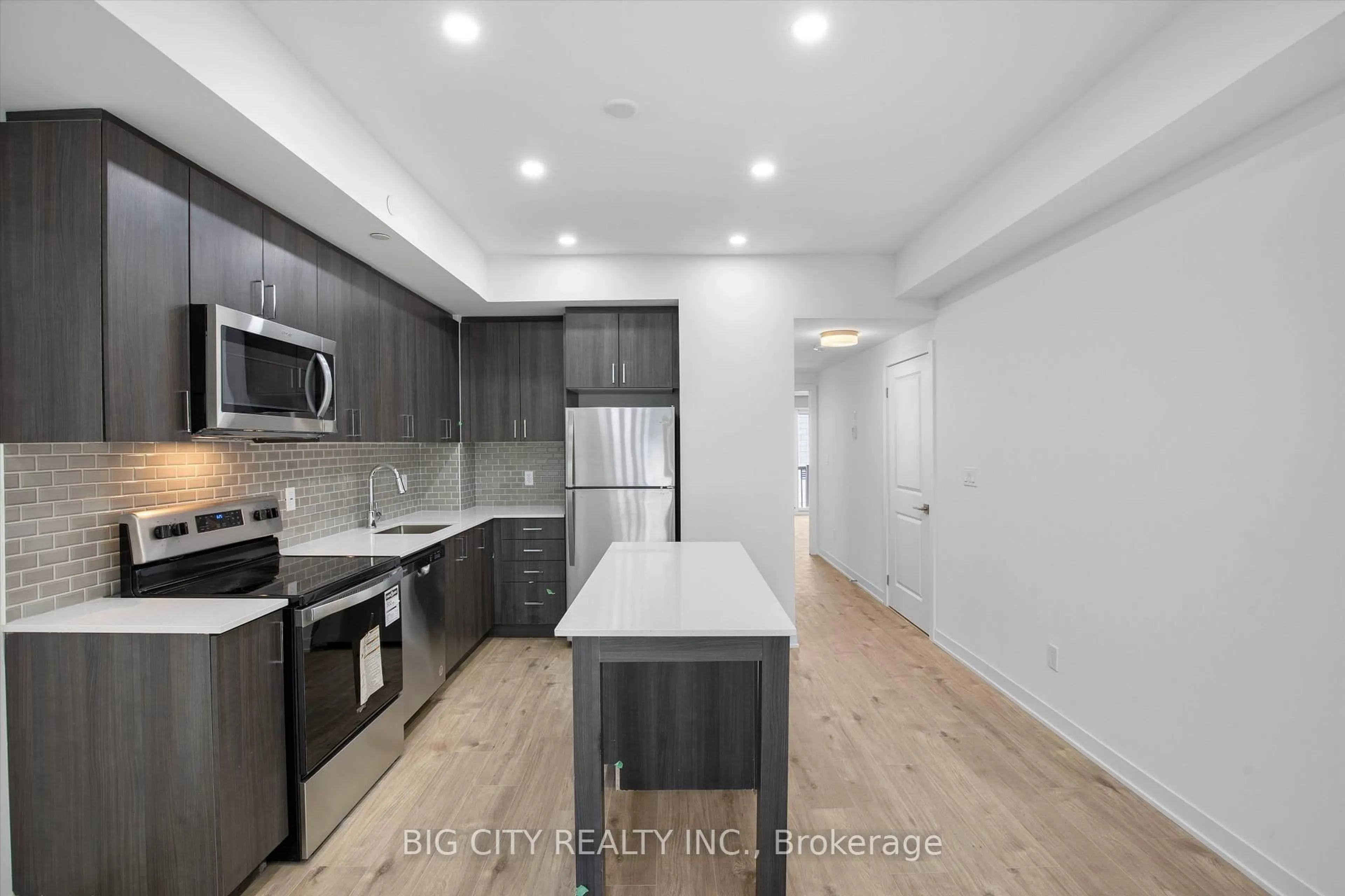 Open concept kitchen, unknown for 4025 Hickory Dr #2, Mississauga Ontario L4W 1L1