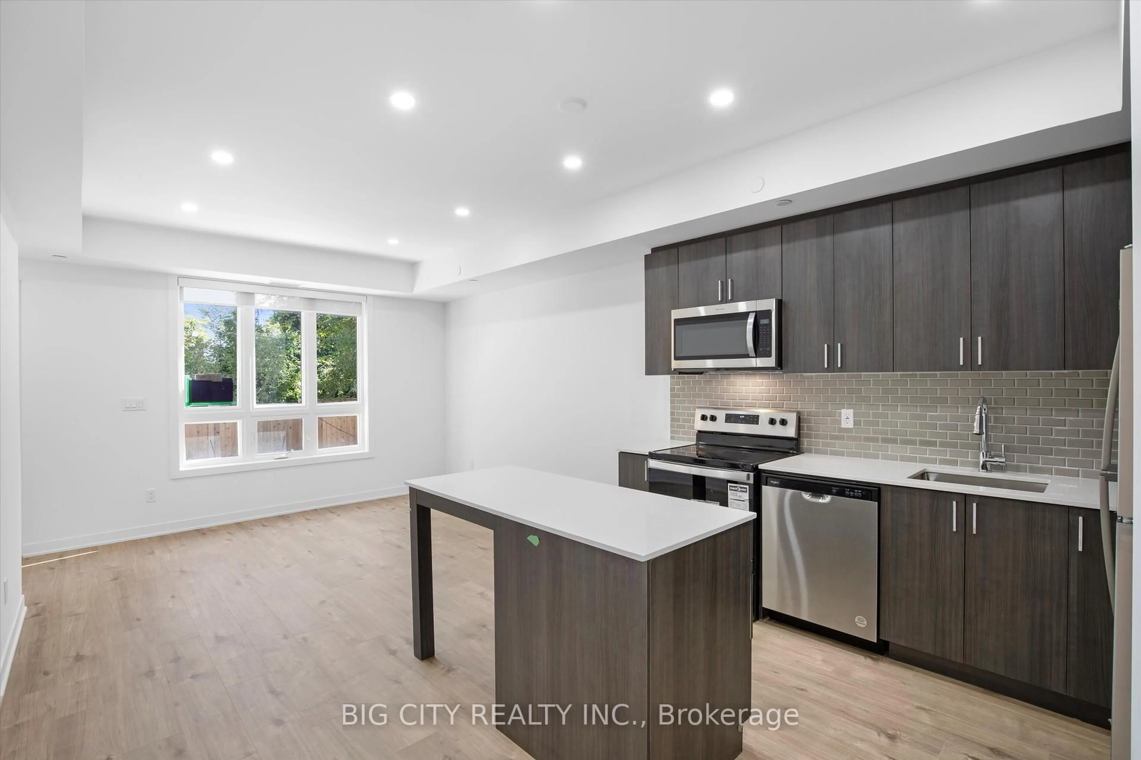 Open concept kitchen, ceramic/tile floor for 4025 Hickory Dr #2, Mississauga Ontario L4W 1L1