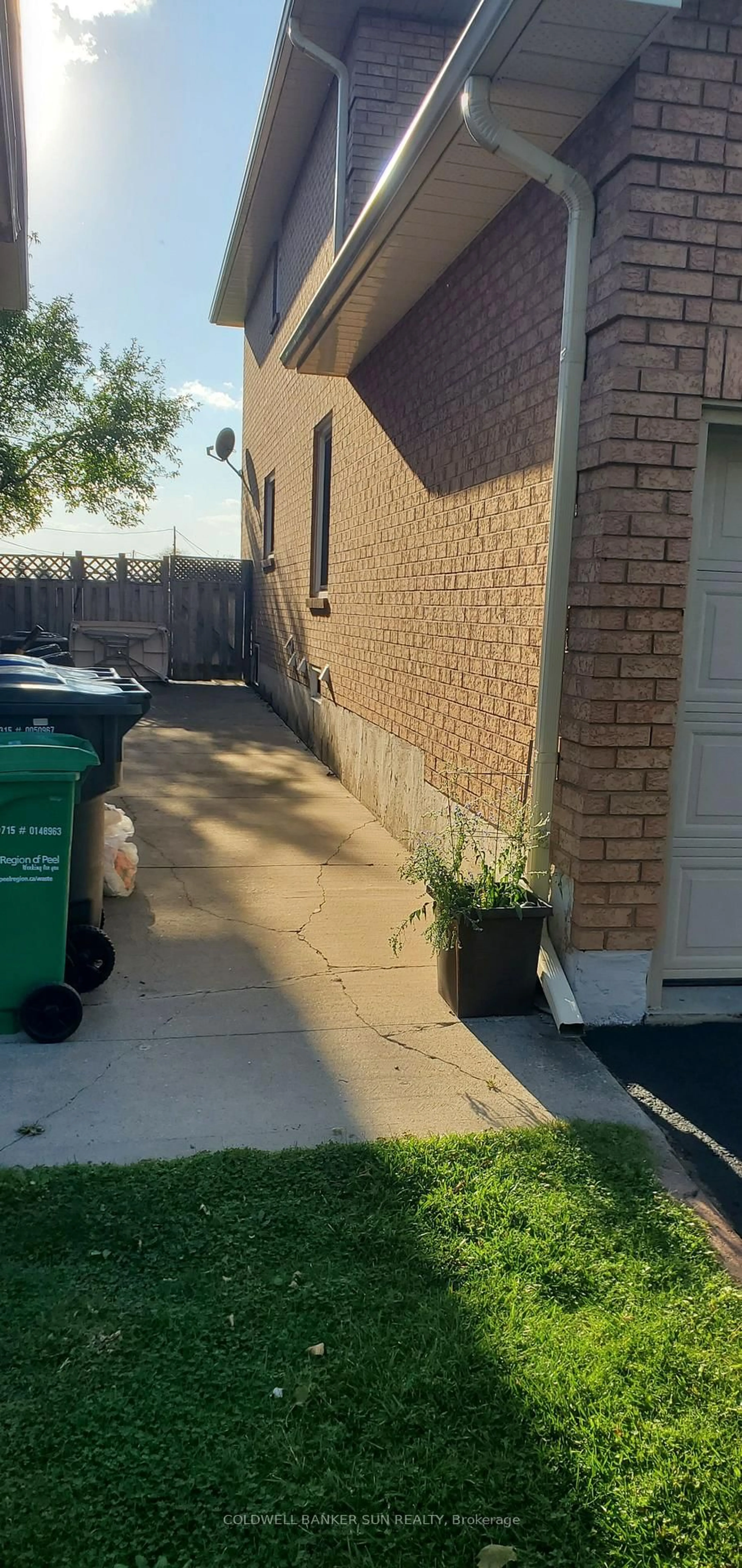 A pic from outside/outdoor area/front of a property/back of a property/a pic from drone, street for 11 Toba Cres, Brampton Ontario L6Z 4R6