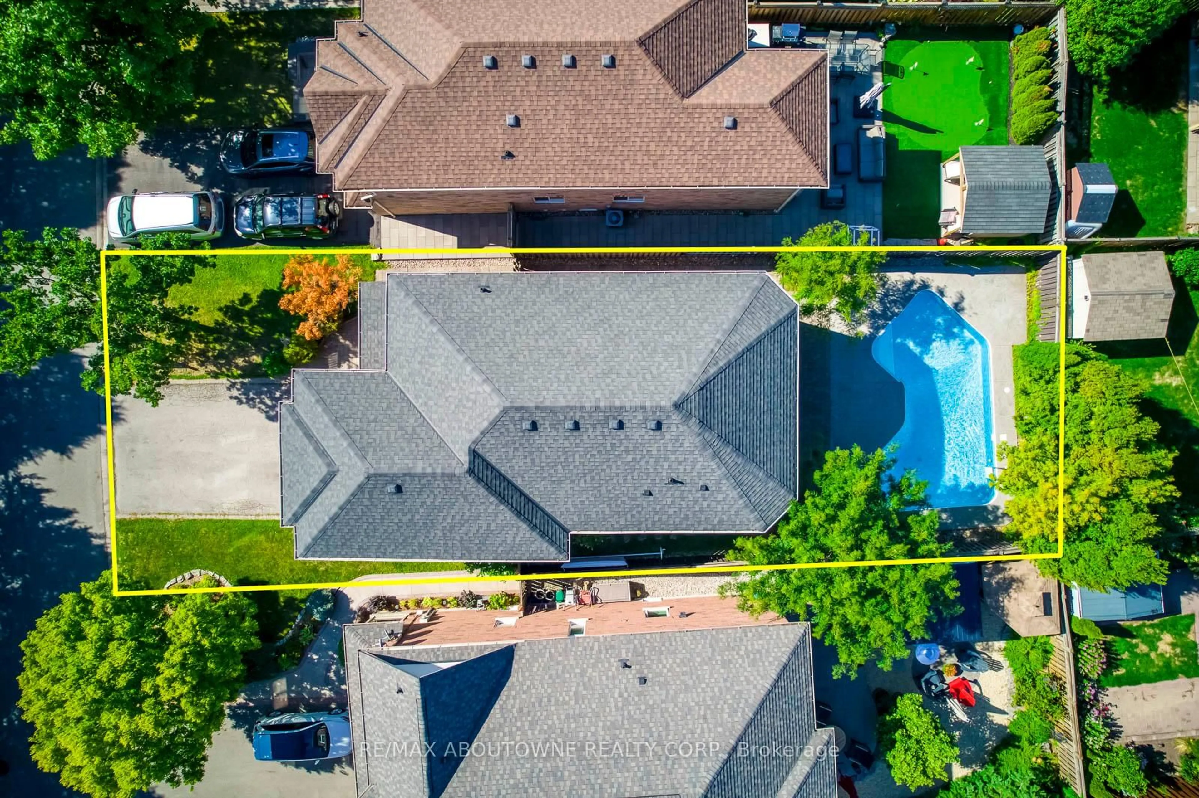 A pic from outside/outdoor area/front of a property/back of a property/a pic from drone, unknown for 2491 Logan Ave, Oakville Ontario L6H 6S1