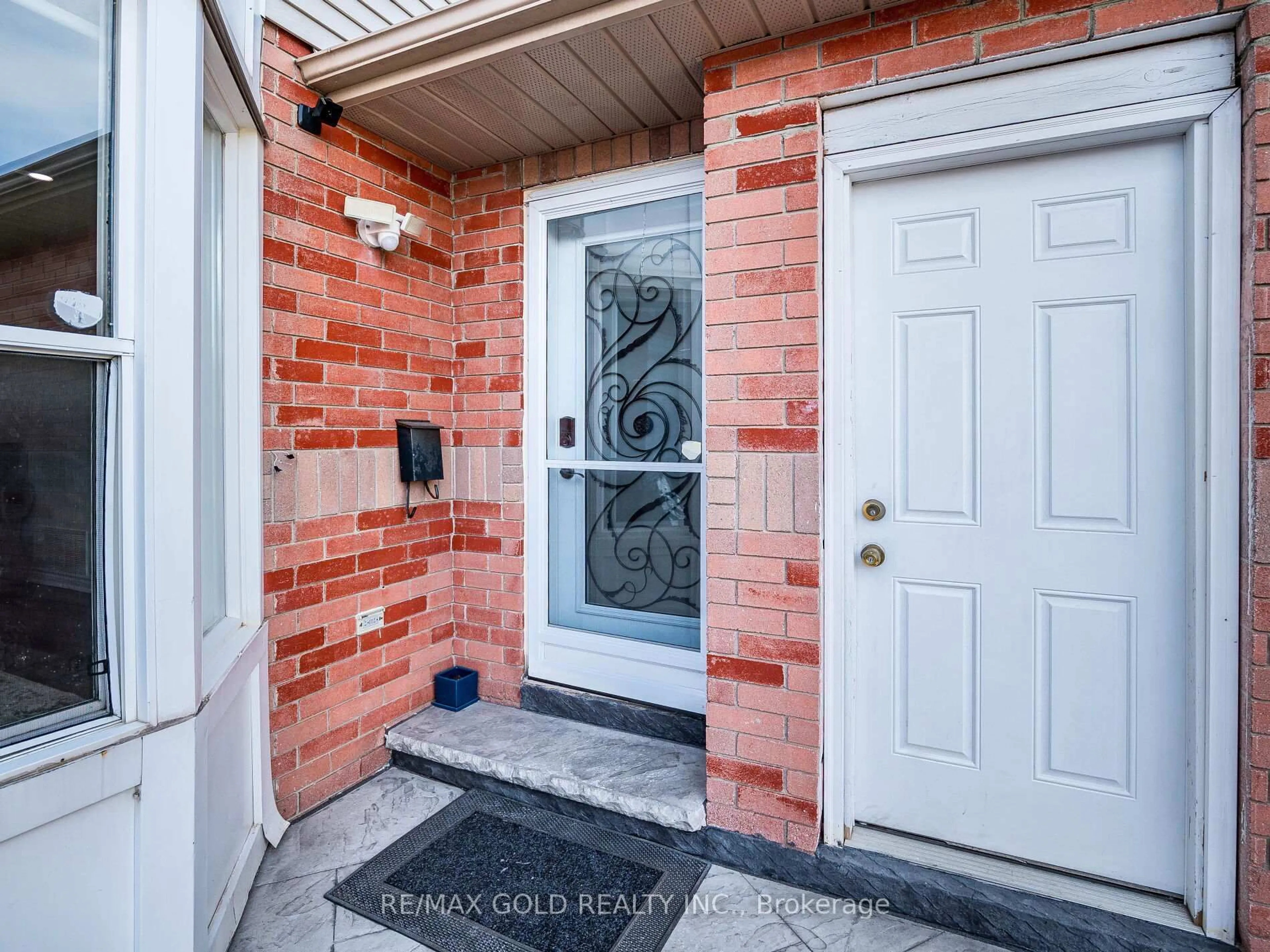 Indoor entryway for 80 Timberlane Dr, Brampton Ontario L6Y 4V7
