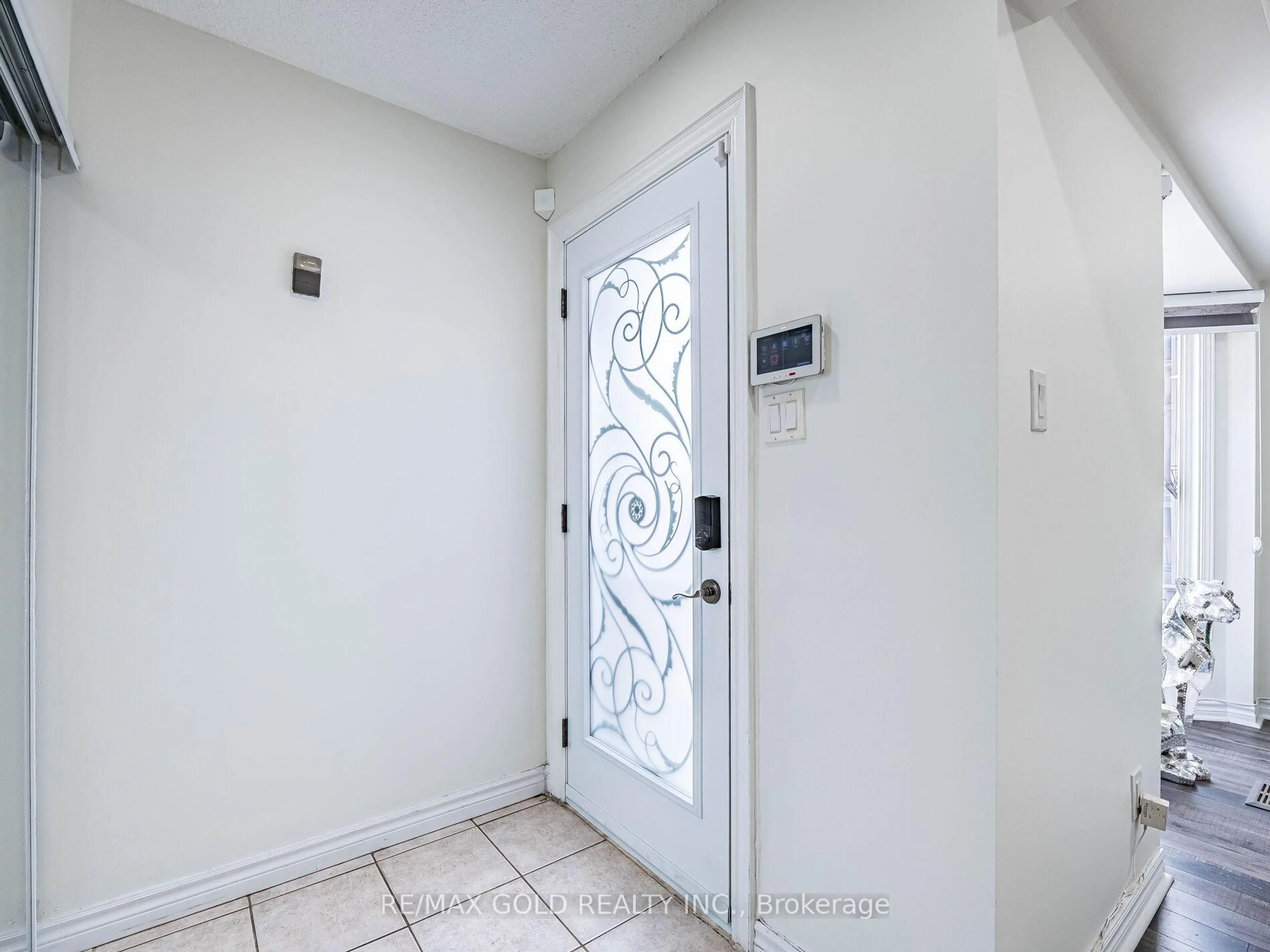 Indoor entryway for 80 Timberlane Dr, Brampton Ontario L6Y 4V7