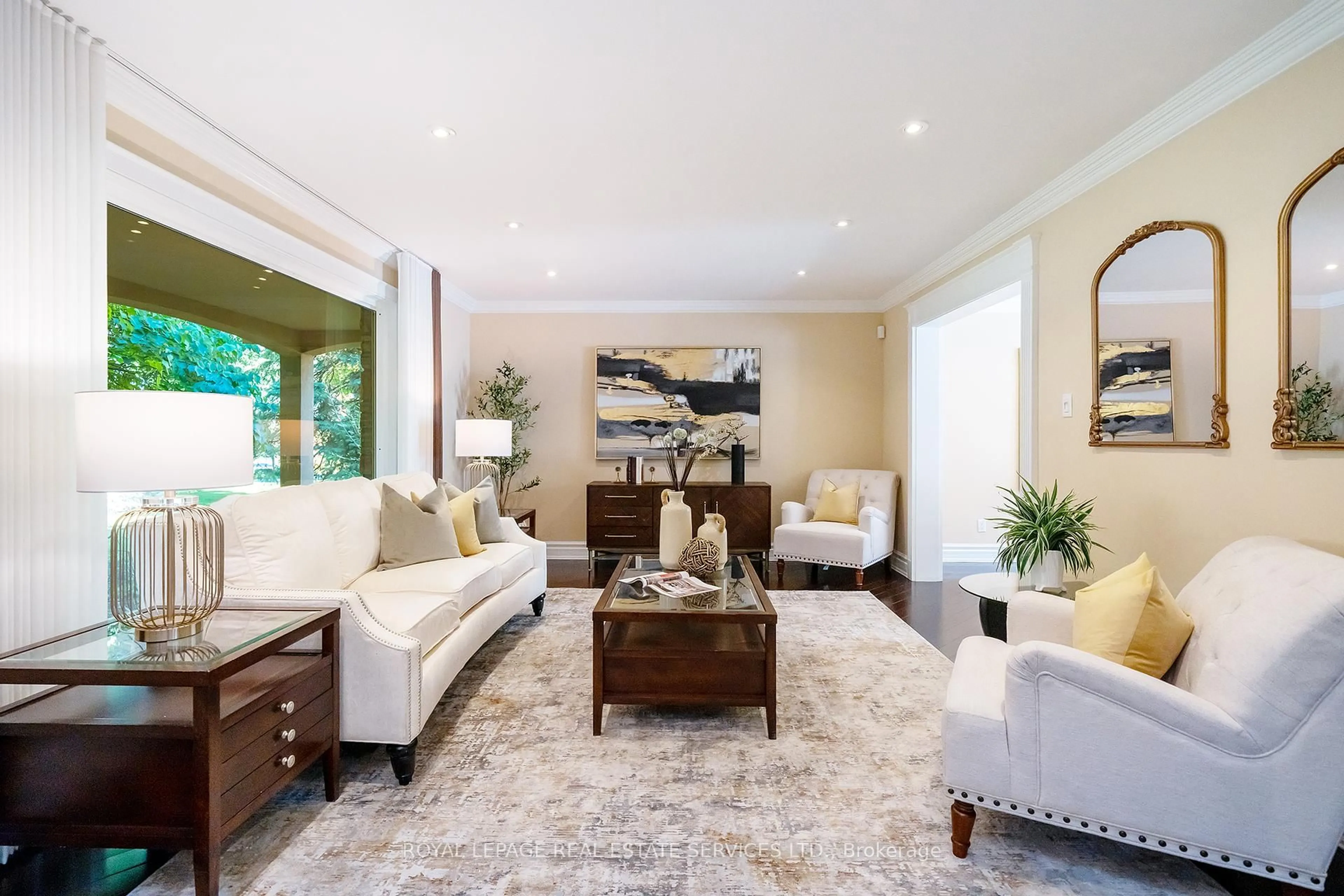 Living room with furniture, unknown for 3278 Credit Heights Dr, Mississauga Ontario L5C 2L7