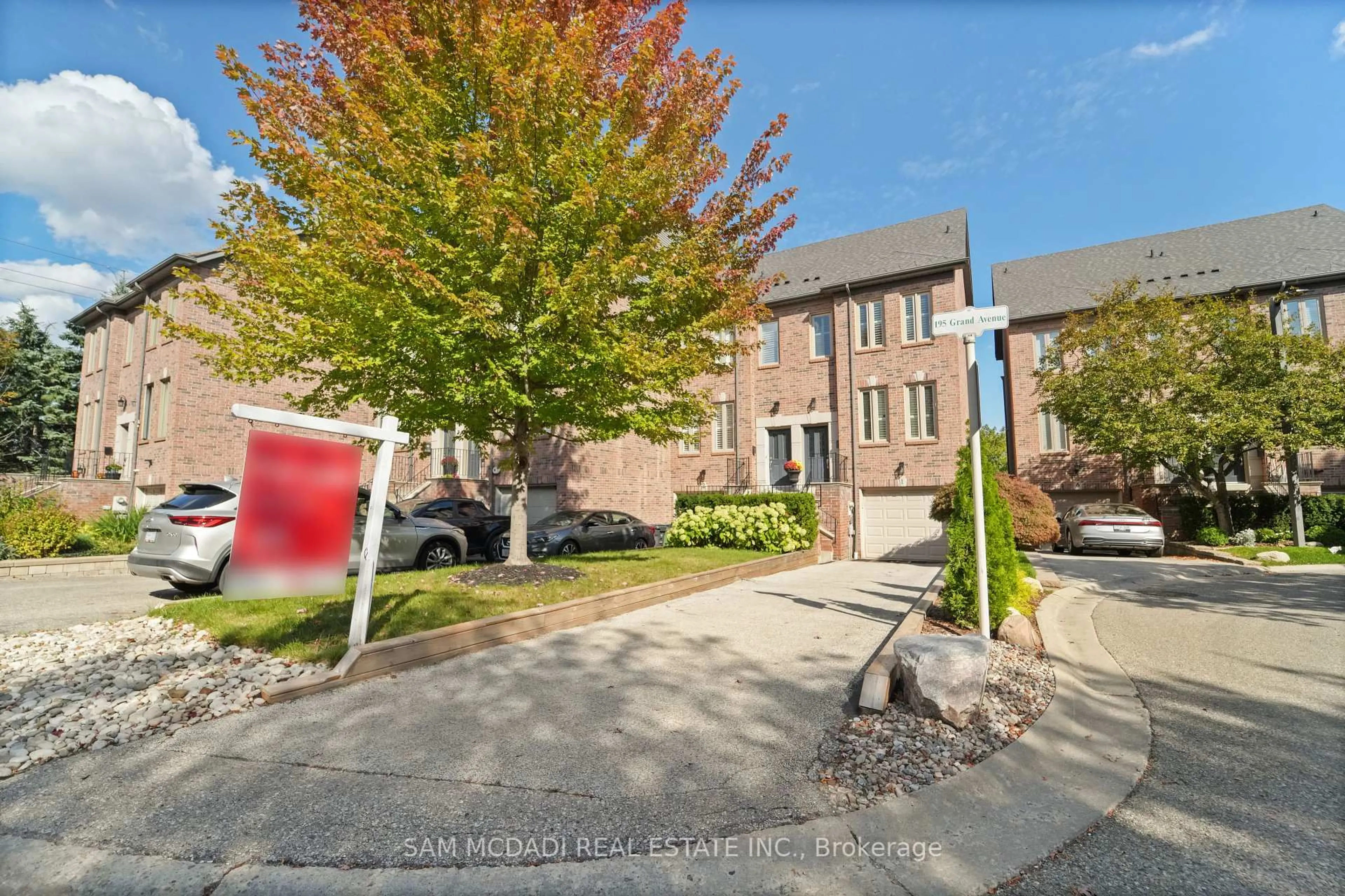 A pic from outside/outdoor area/front of a property/back of a property/a pic from drone, street for 195 Grand Ave #1, Toronto Ontario M8Y 3Y3
