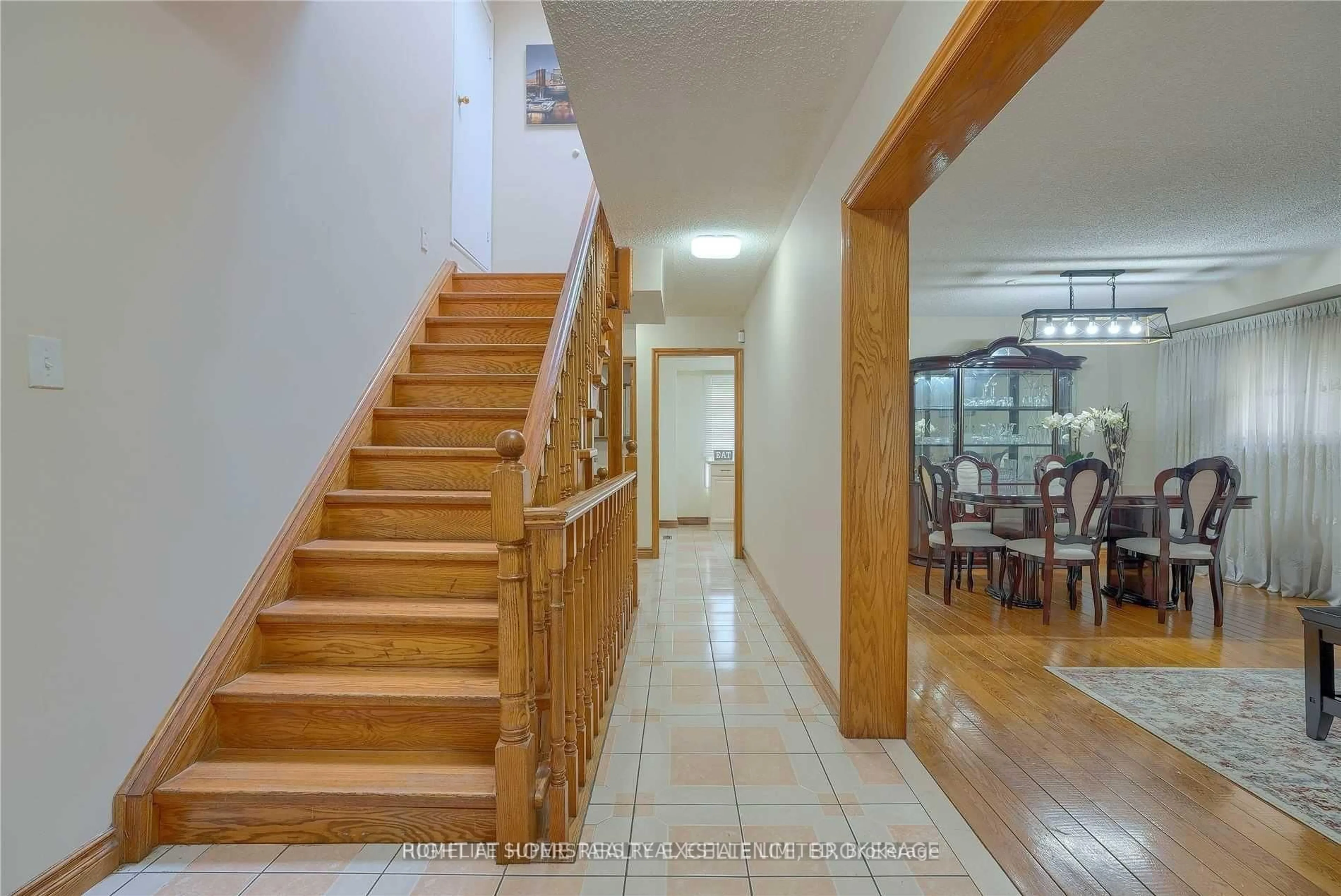 Indoor foyer for 3334 Brandon Gate Dr, Mississauga Ontario L4T 2G4