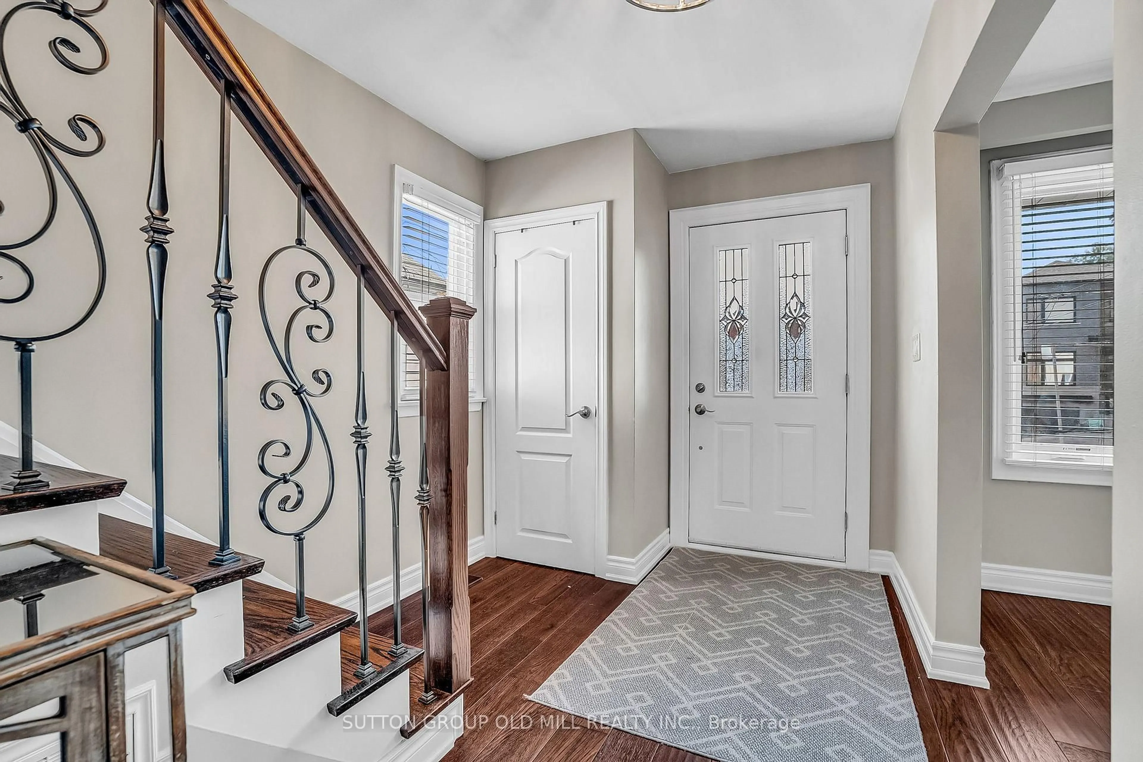 Indoor entryway for 71 Warren Cres, Toronto Ontario M6S 4S3