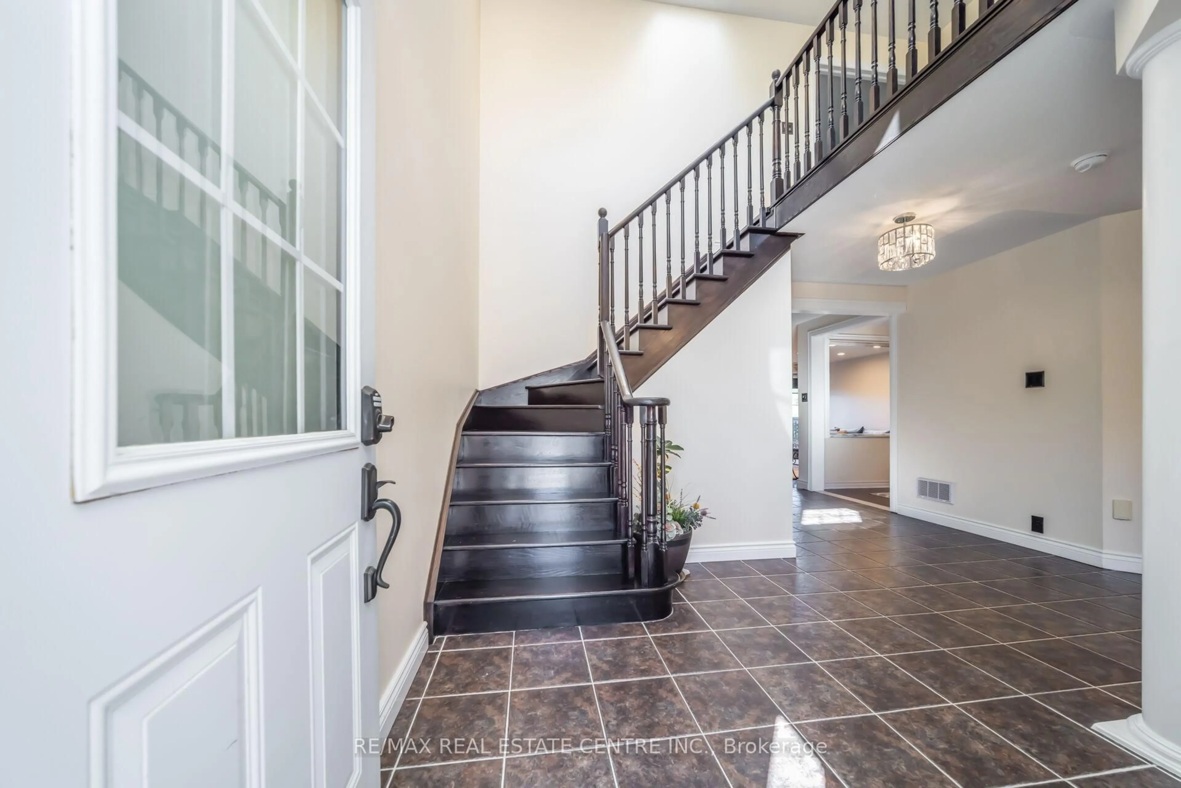 Indoor foyer for 26 Porchlight Rd, Brampton Ontario L6X 4S2