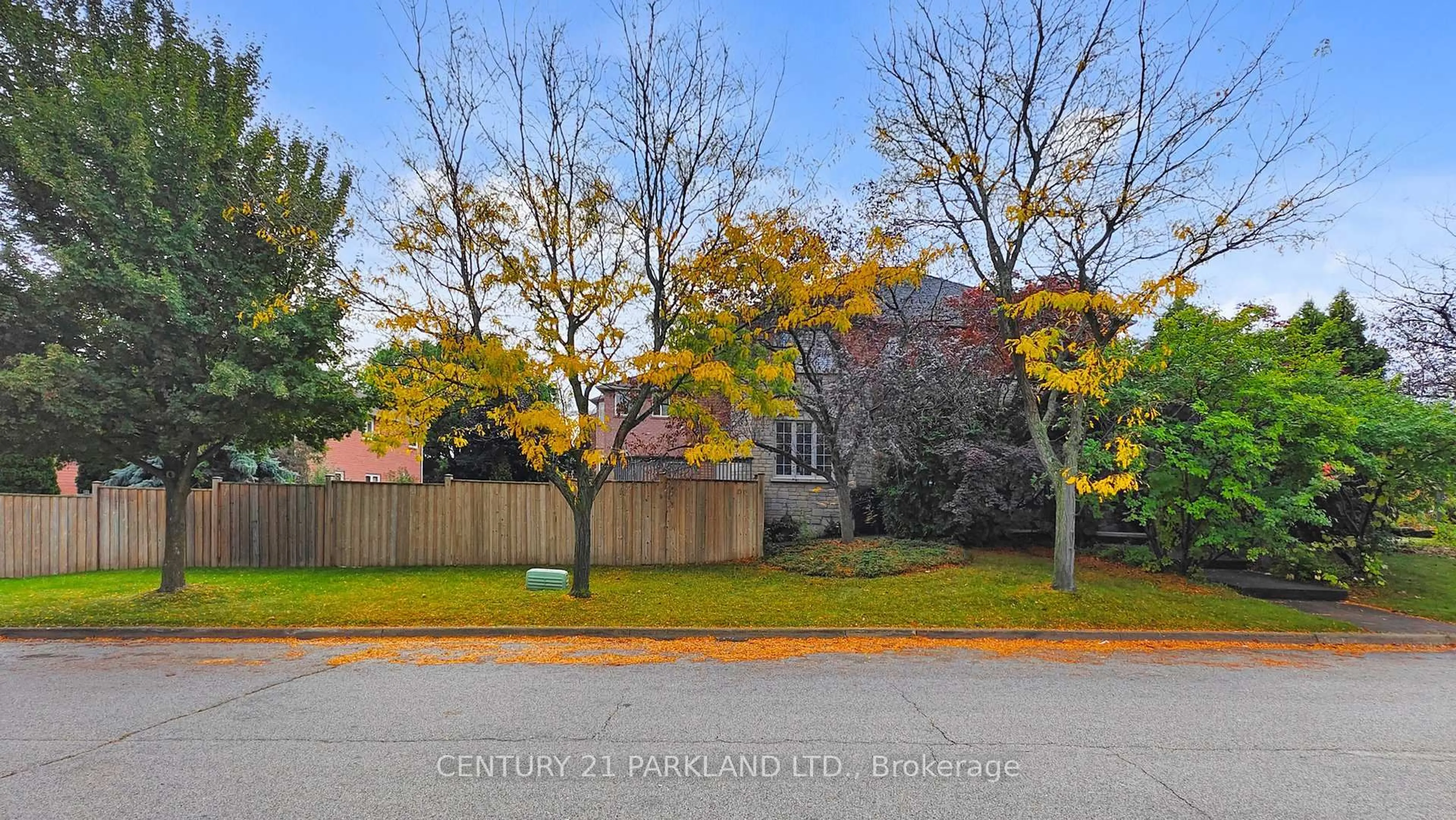 A pic from outside/outdoor area/front of a property/back of a property/a pic from drone, street for 2332 Manor House Crt, Mississauga Ontario L5M 5Y3