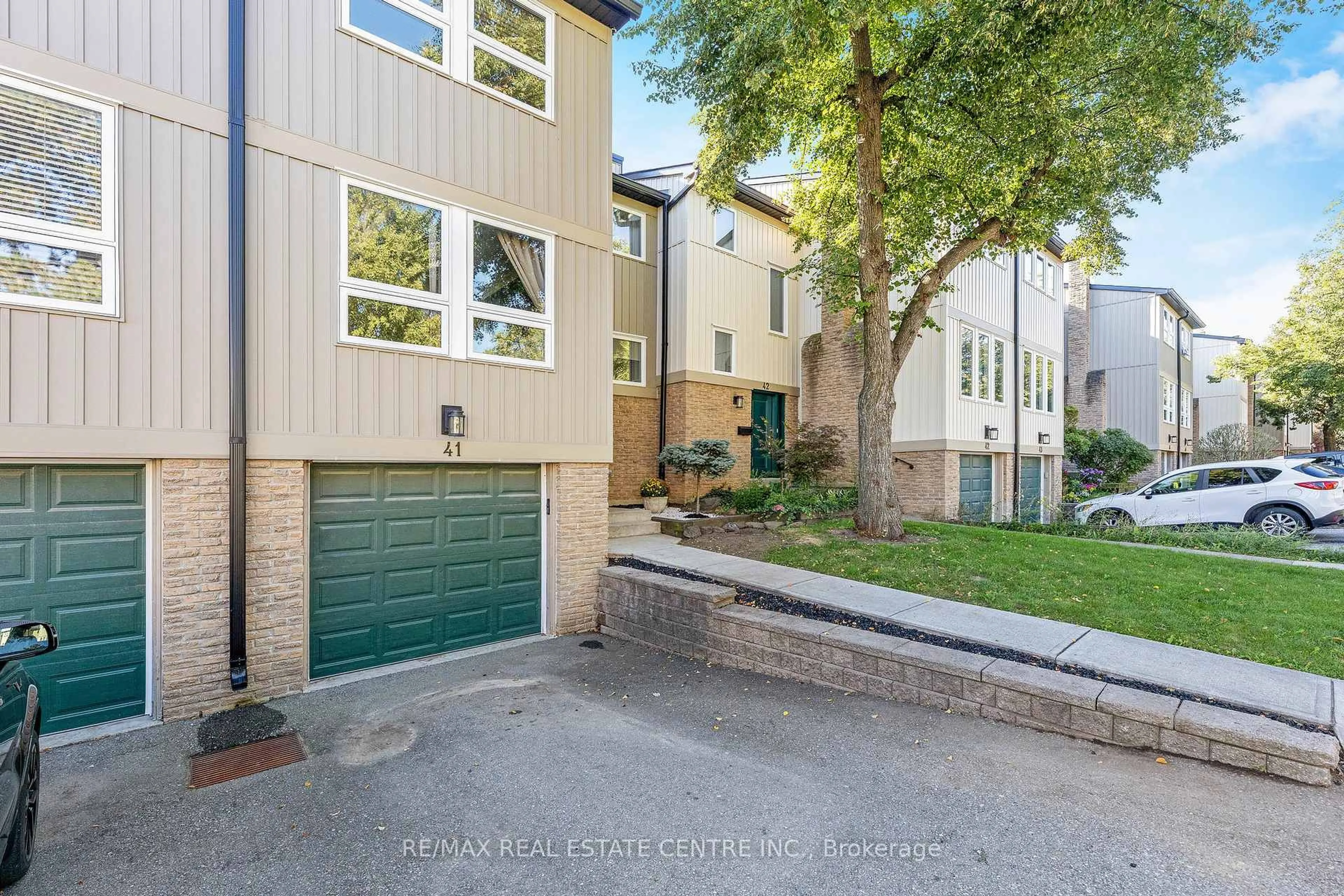 Home with brick exterior material, street for 7080 Copenhagen Rd #41, Mississauga Ontario L5N 2C9